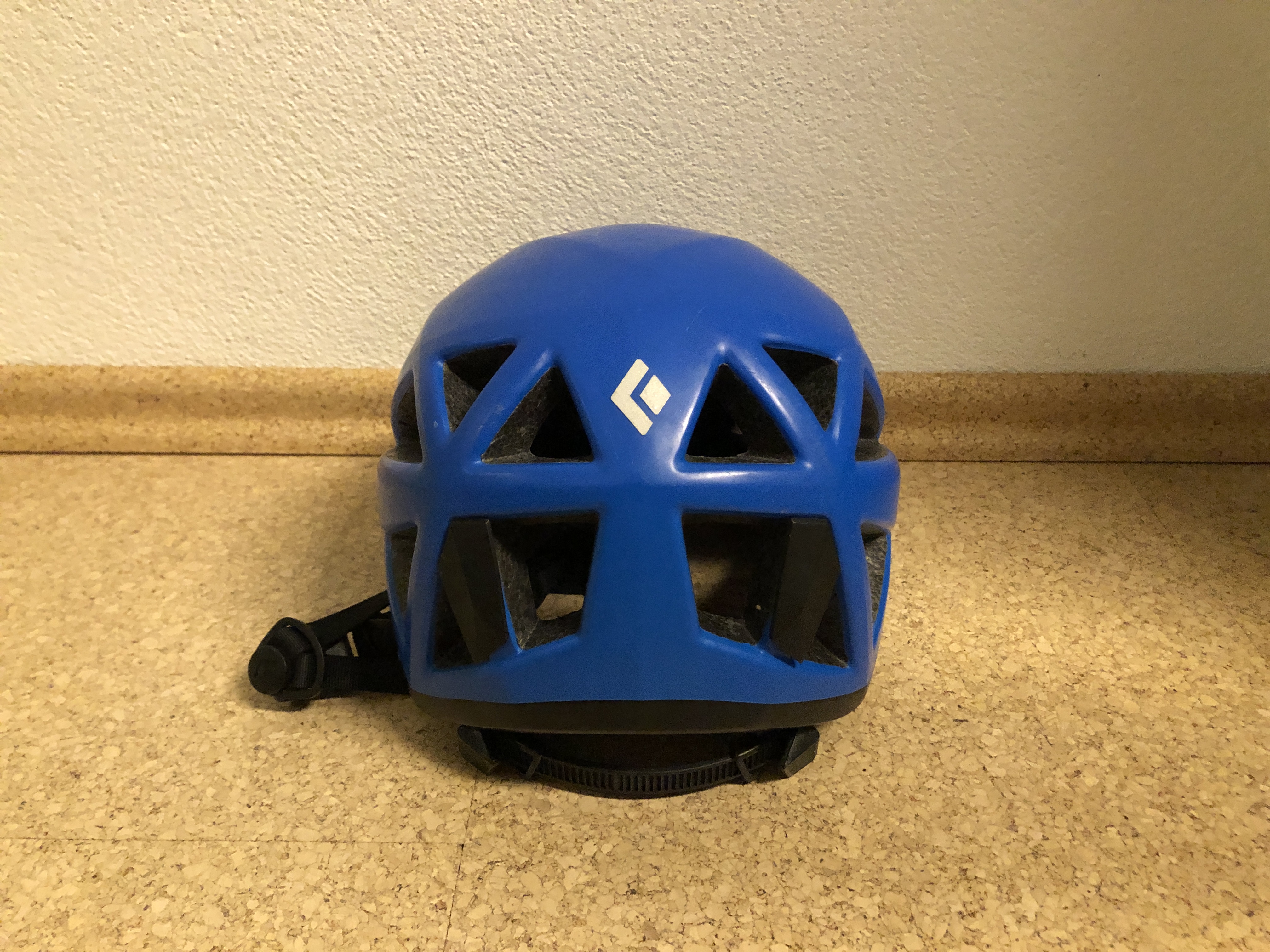 Der Helm mit den dünnen Stegen hinten