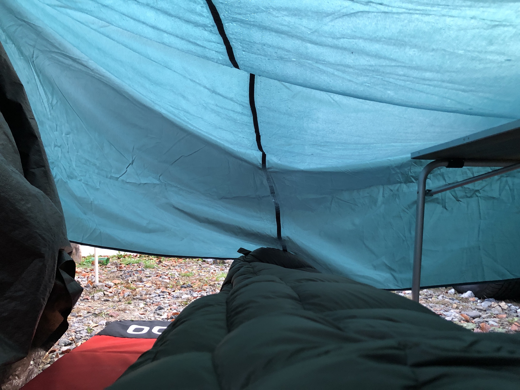 Blick aus dem Schlafsack unter dem Tarp