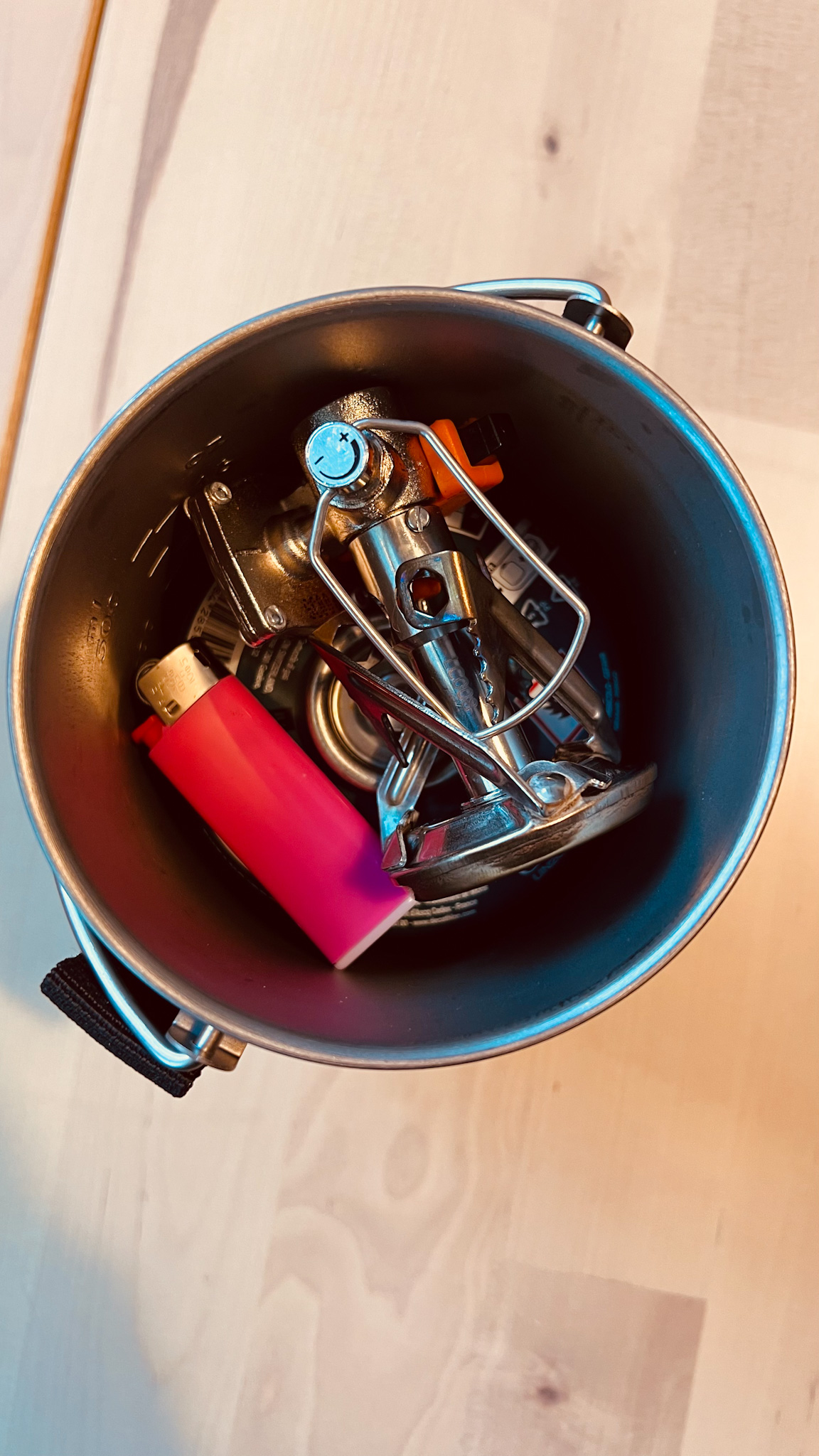 Kocher und Gaskartusche im Titantopf