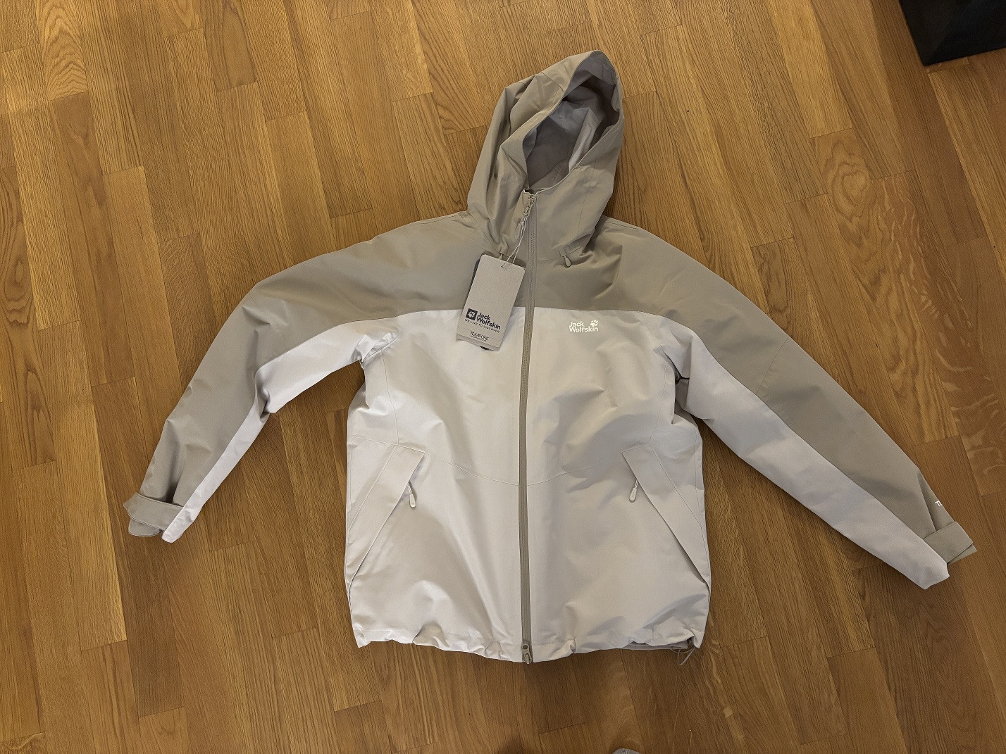 Die Jacke auf dem Boden