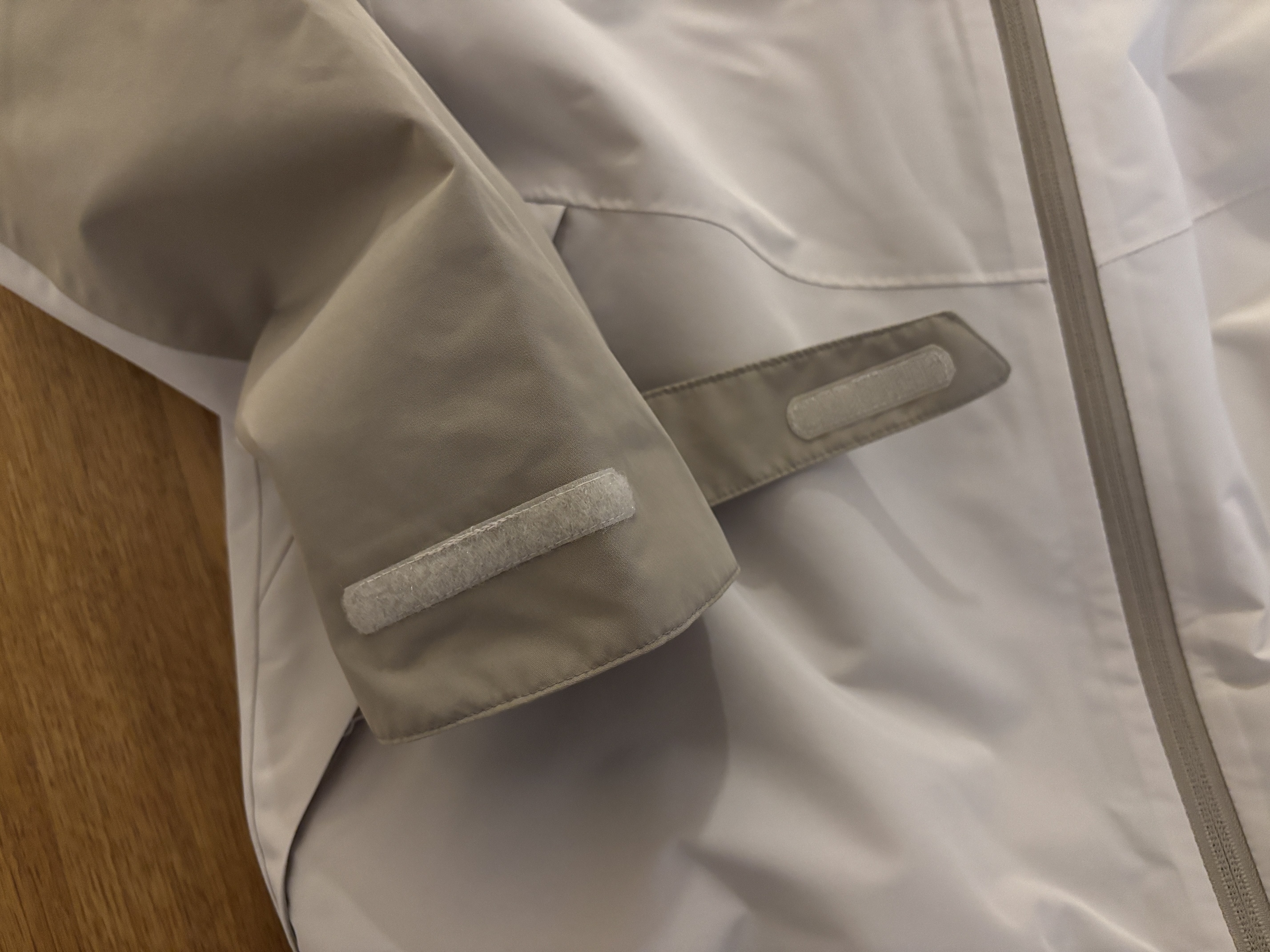 Klett an den Bündchen der Regenjacke