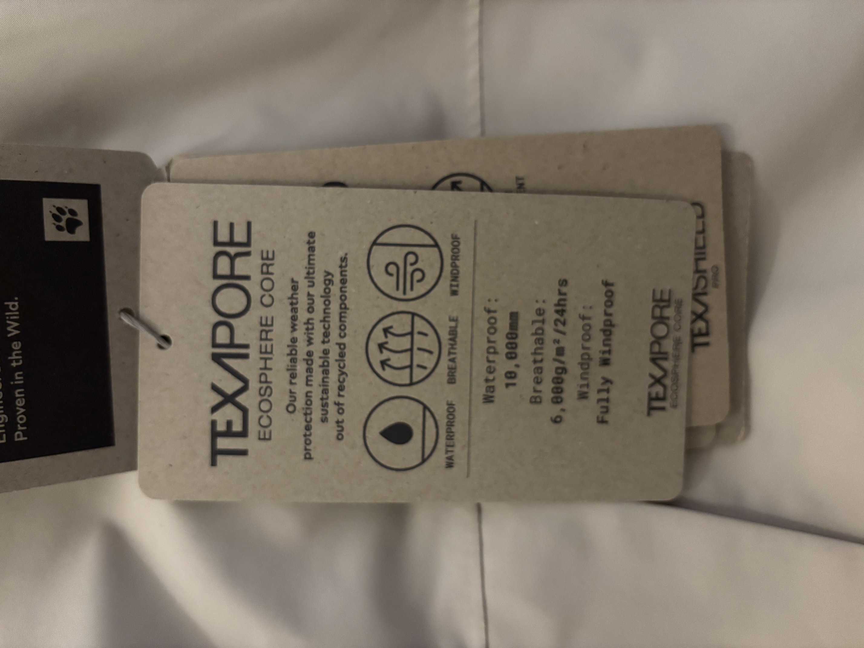 Das Label für die Regenjacke