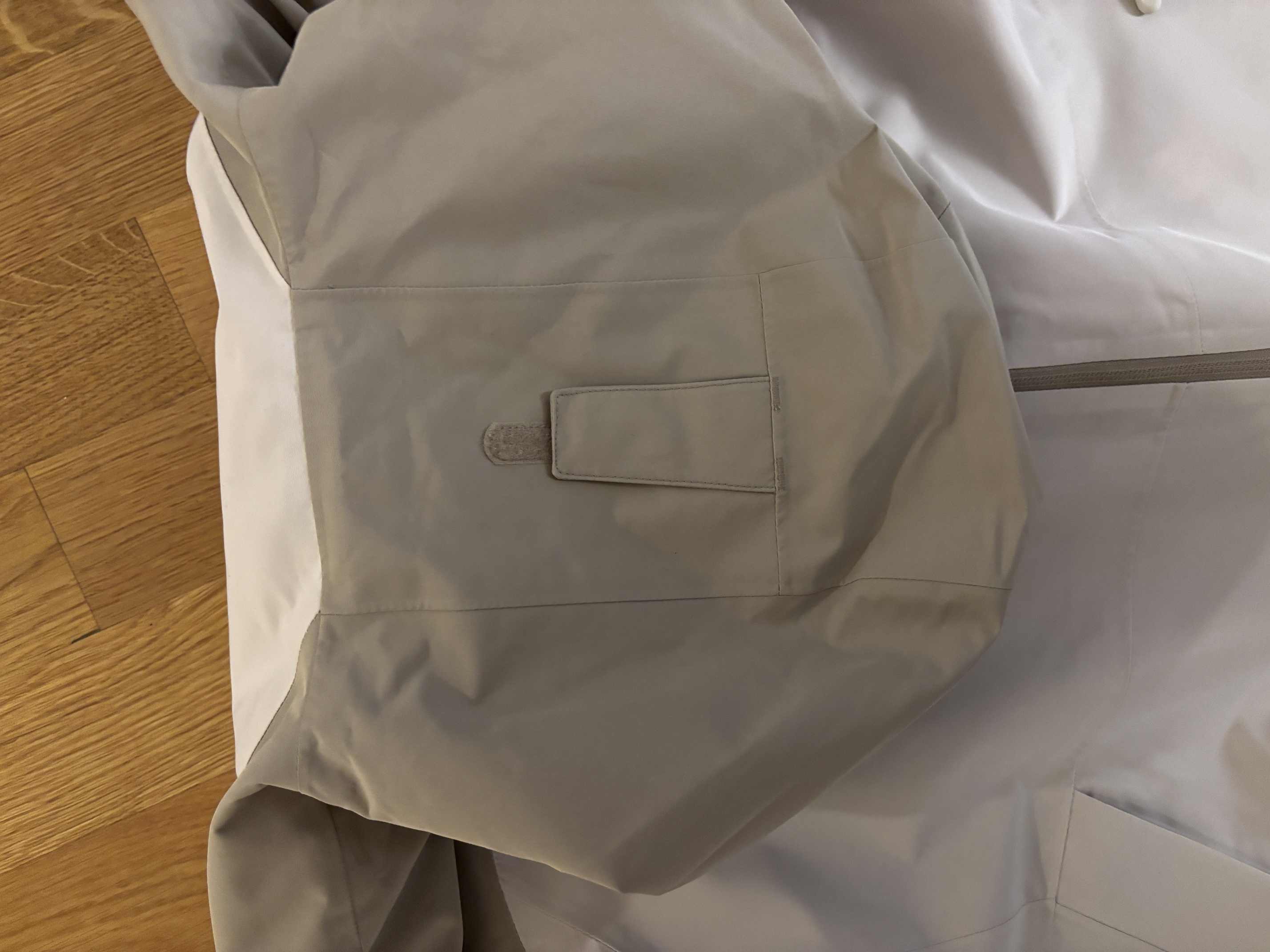 Verstellmöglichkeit der Kapuze hinten