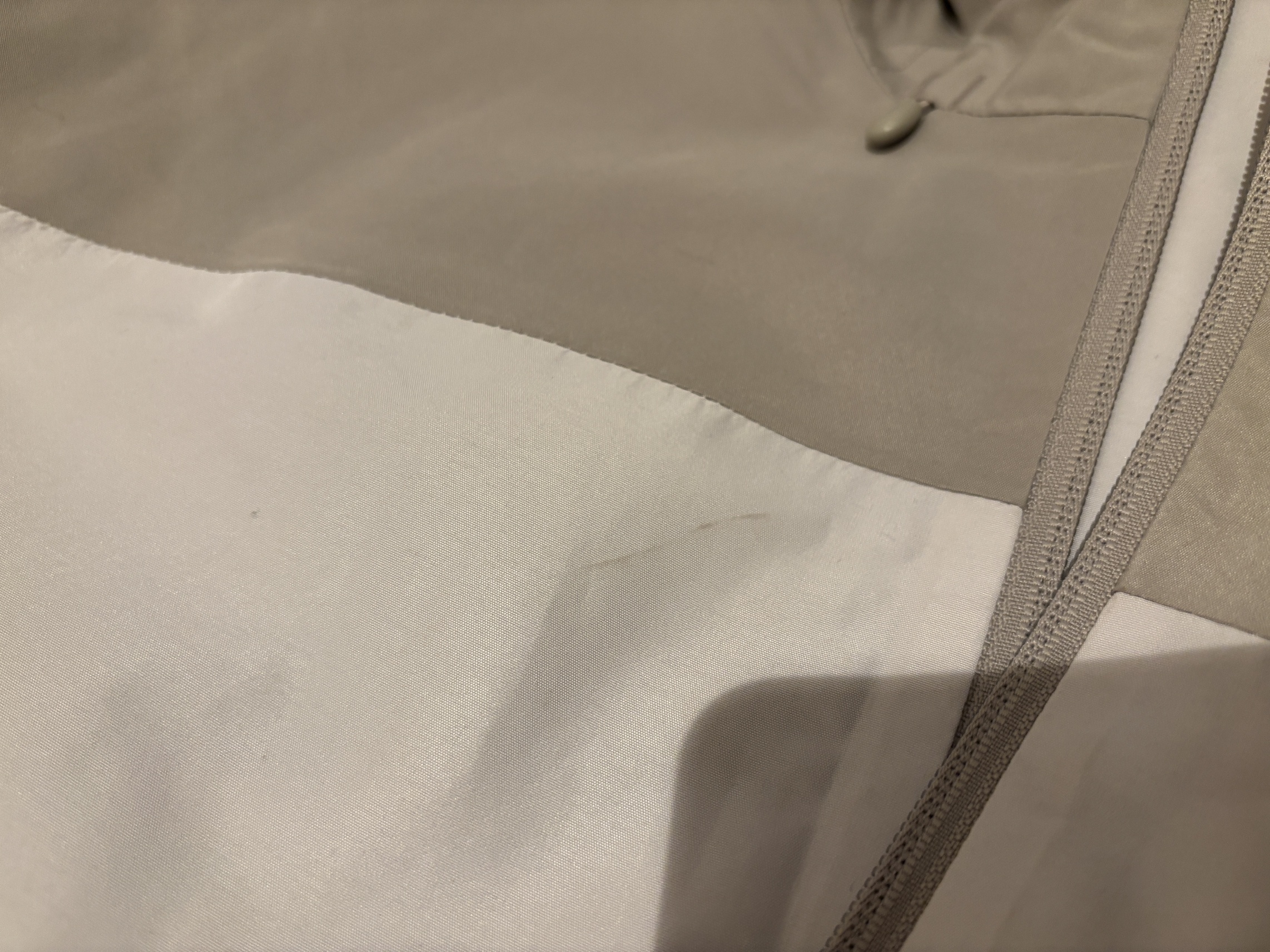 Fleck auf der Regenjacke