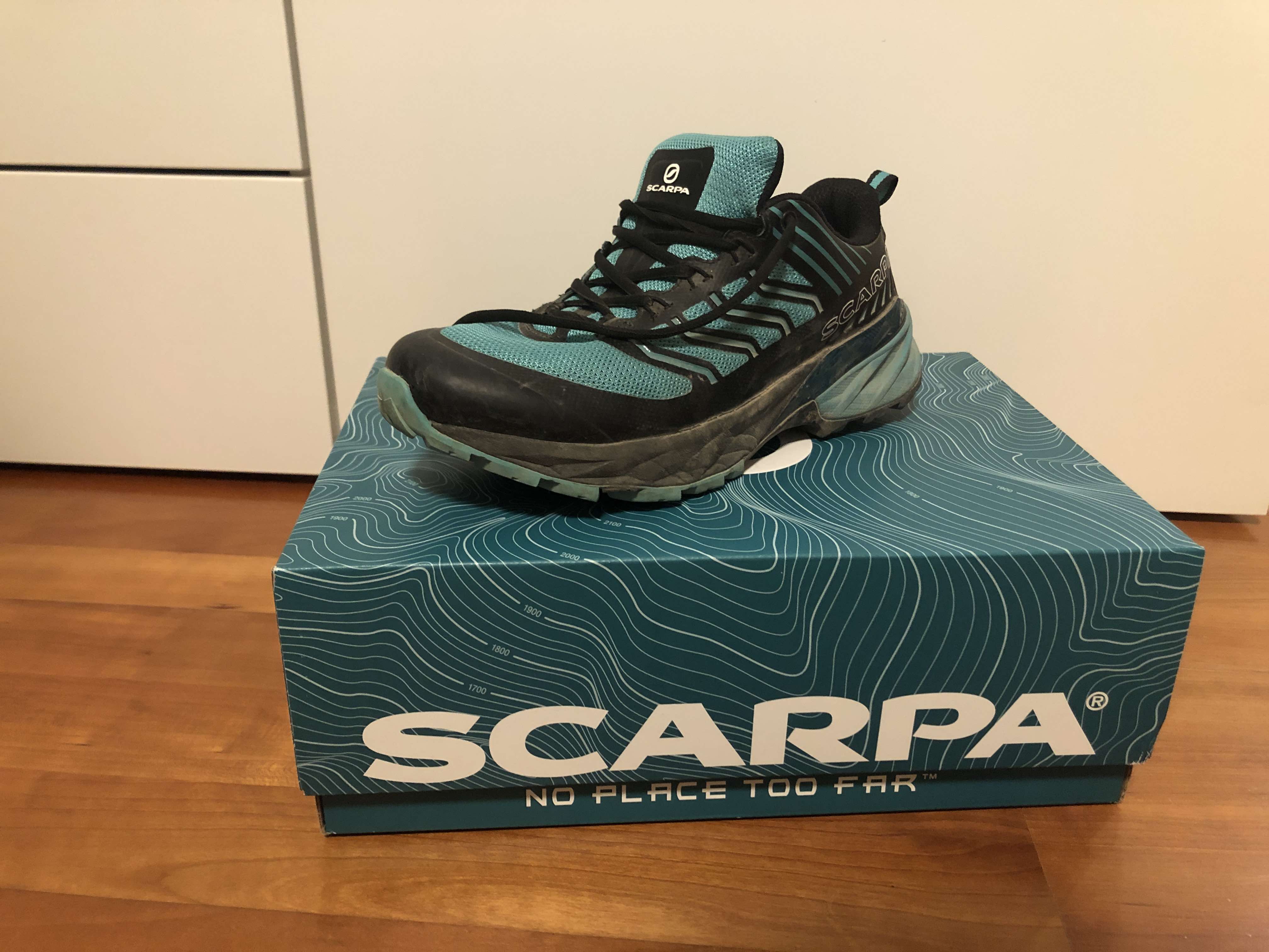 Schuhkarton mit Schuh darauf