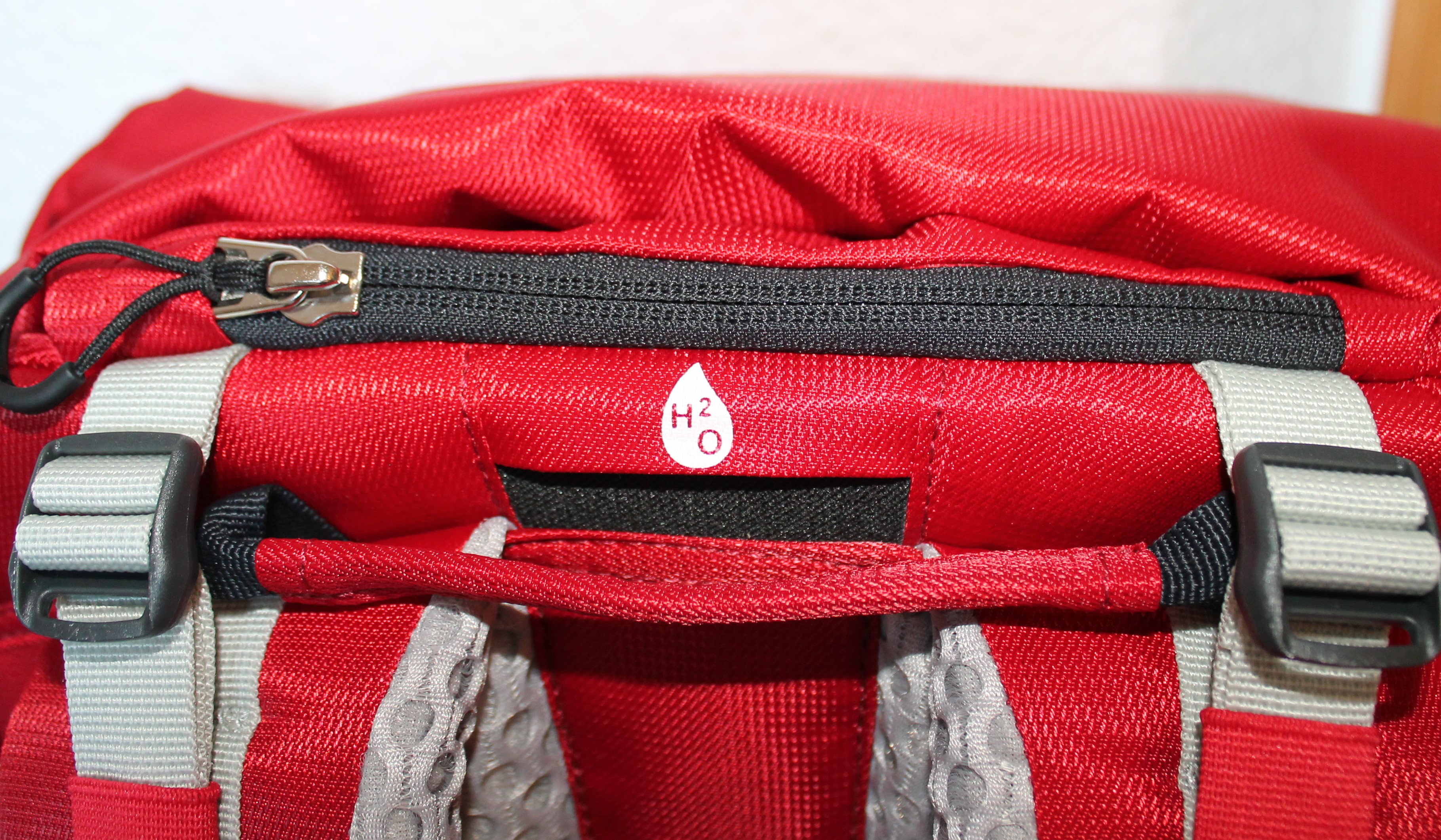 Aussparung für Trinkschlauch, kleine Tasche