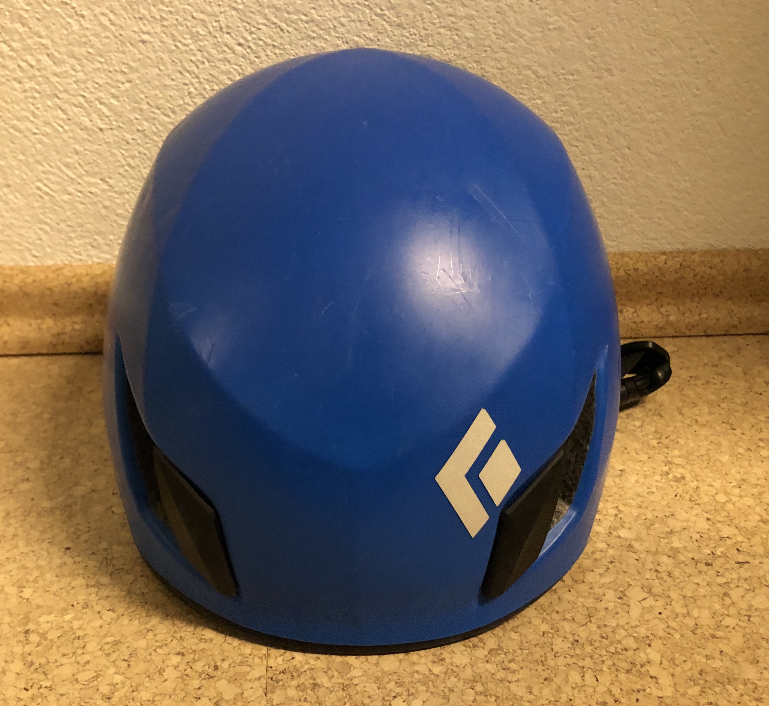 Das Logo von Black Diamond ist auf dem Helm vorne präsent