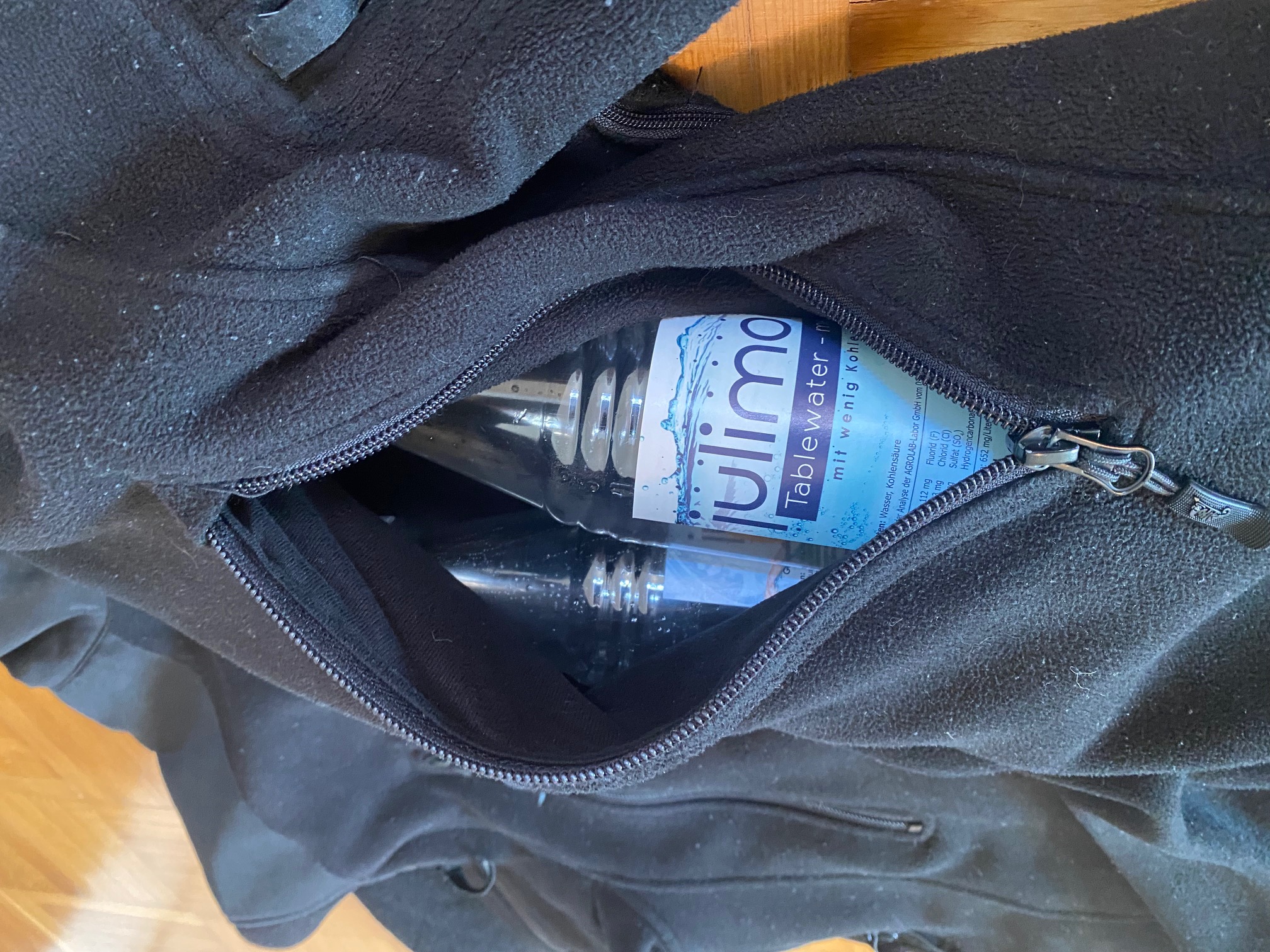 Zwei 0,5 Liter Flaschen in der Brusttasche