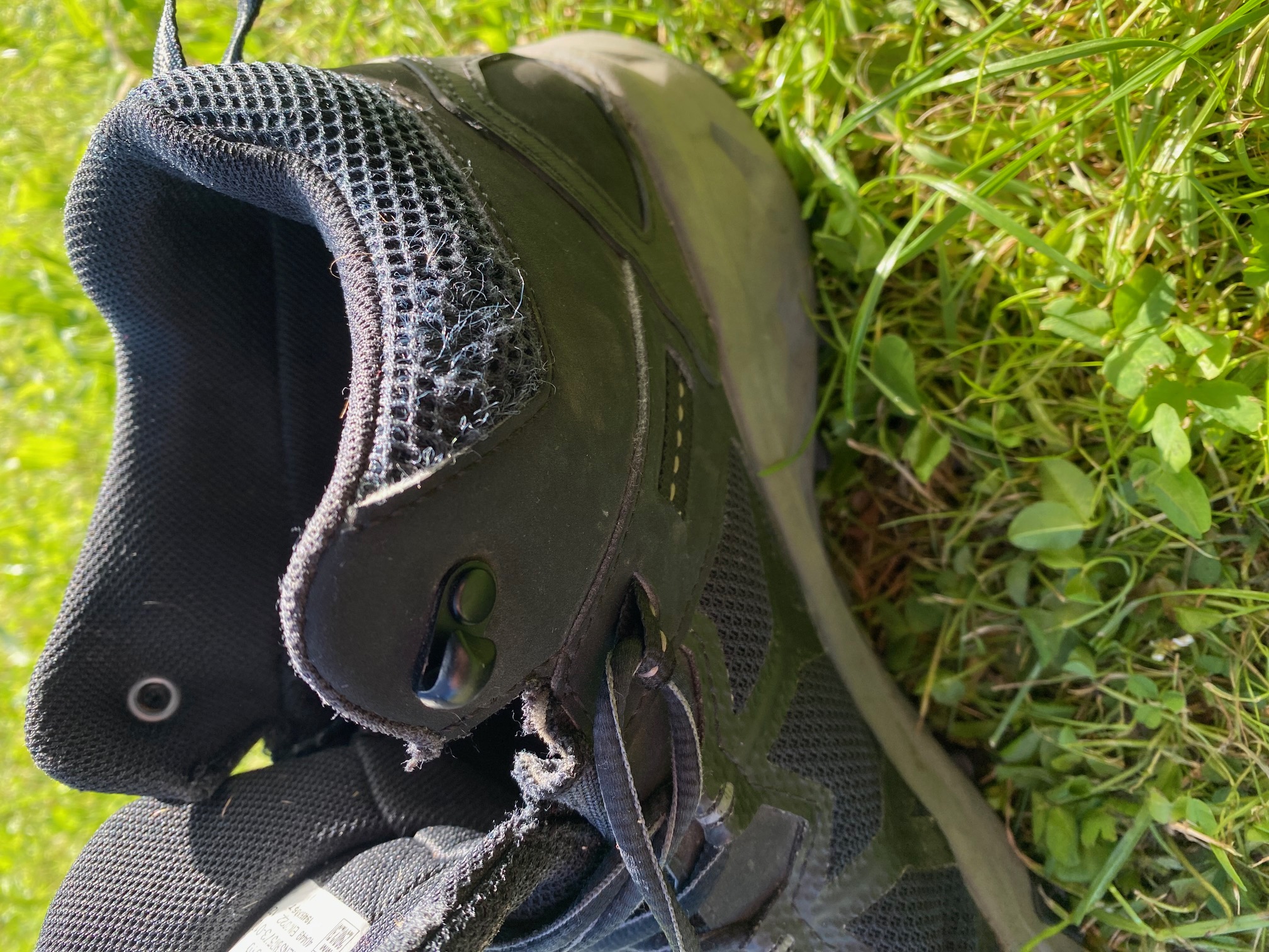 Abnutzungserscheinungen im oberen Schuhbereich