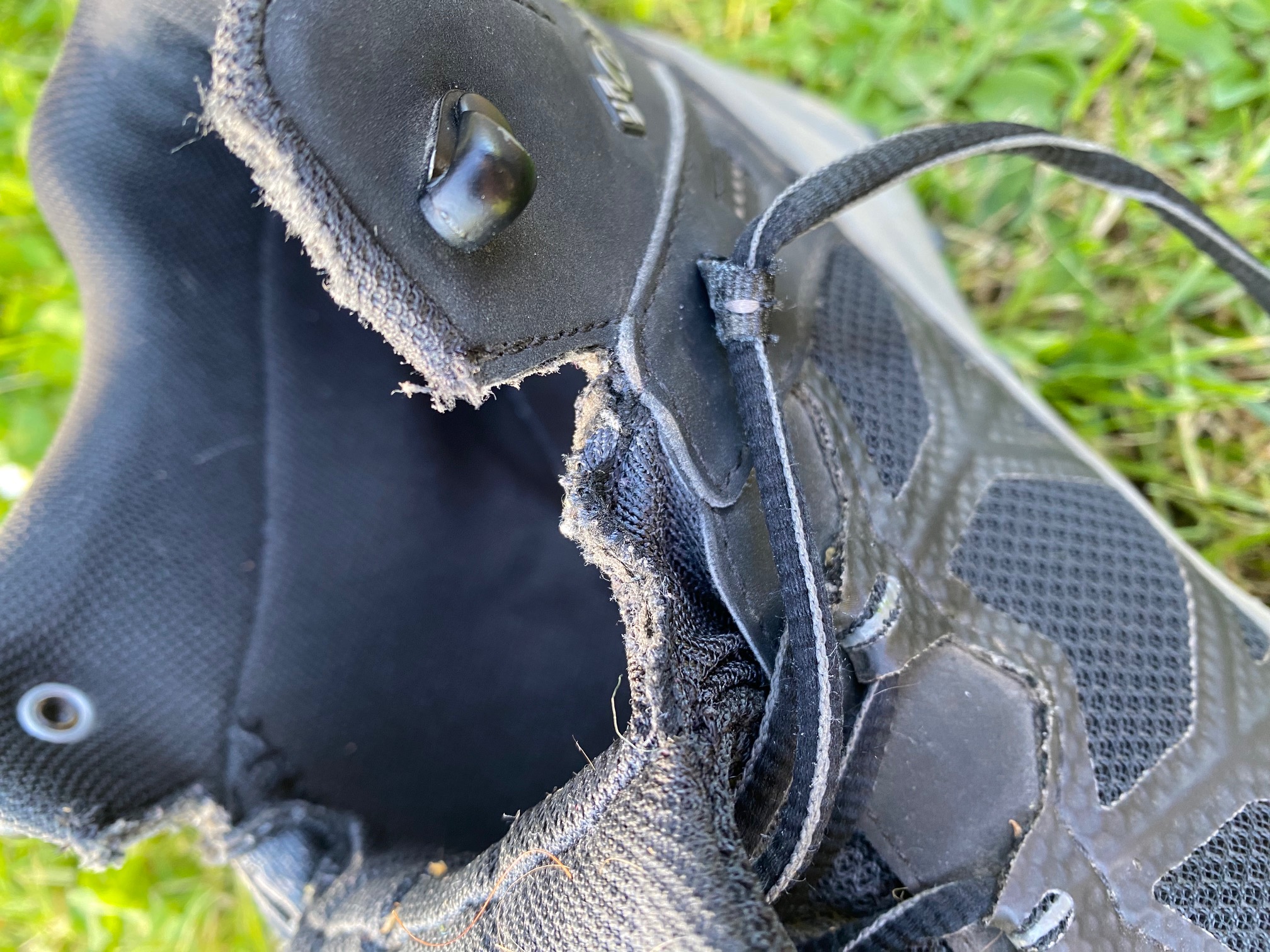 Unschöne Verarbeitung zwische Schuhlasche und Huptschuh