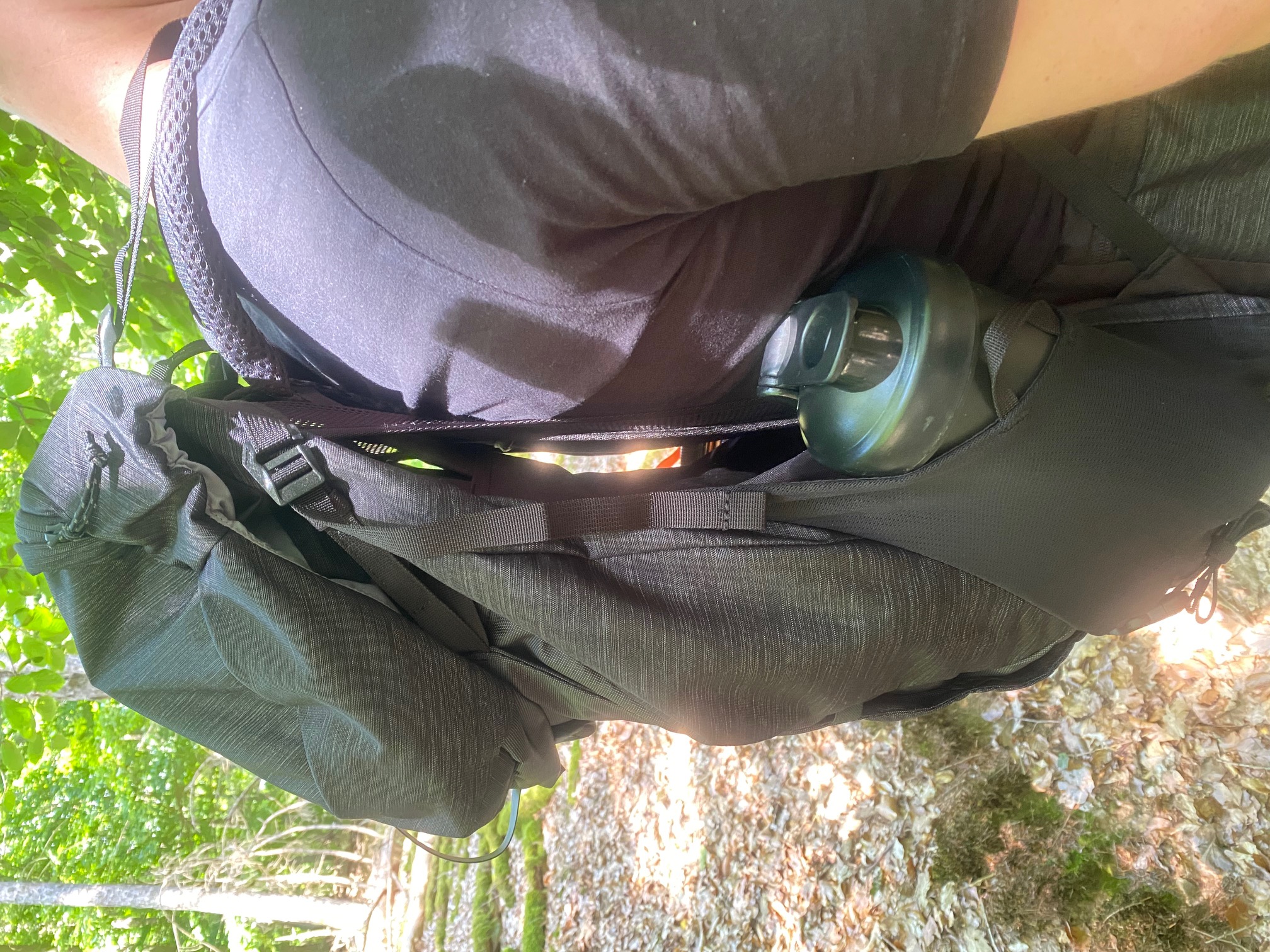 Rucksack am Rücken ohne direktes Anliegen 