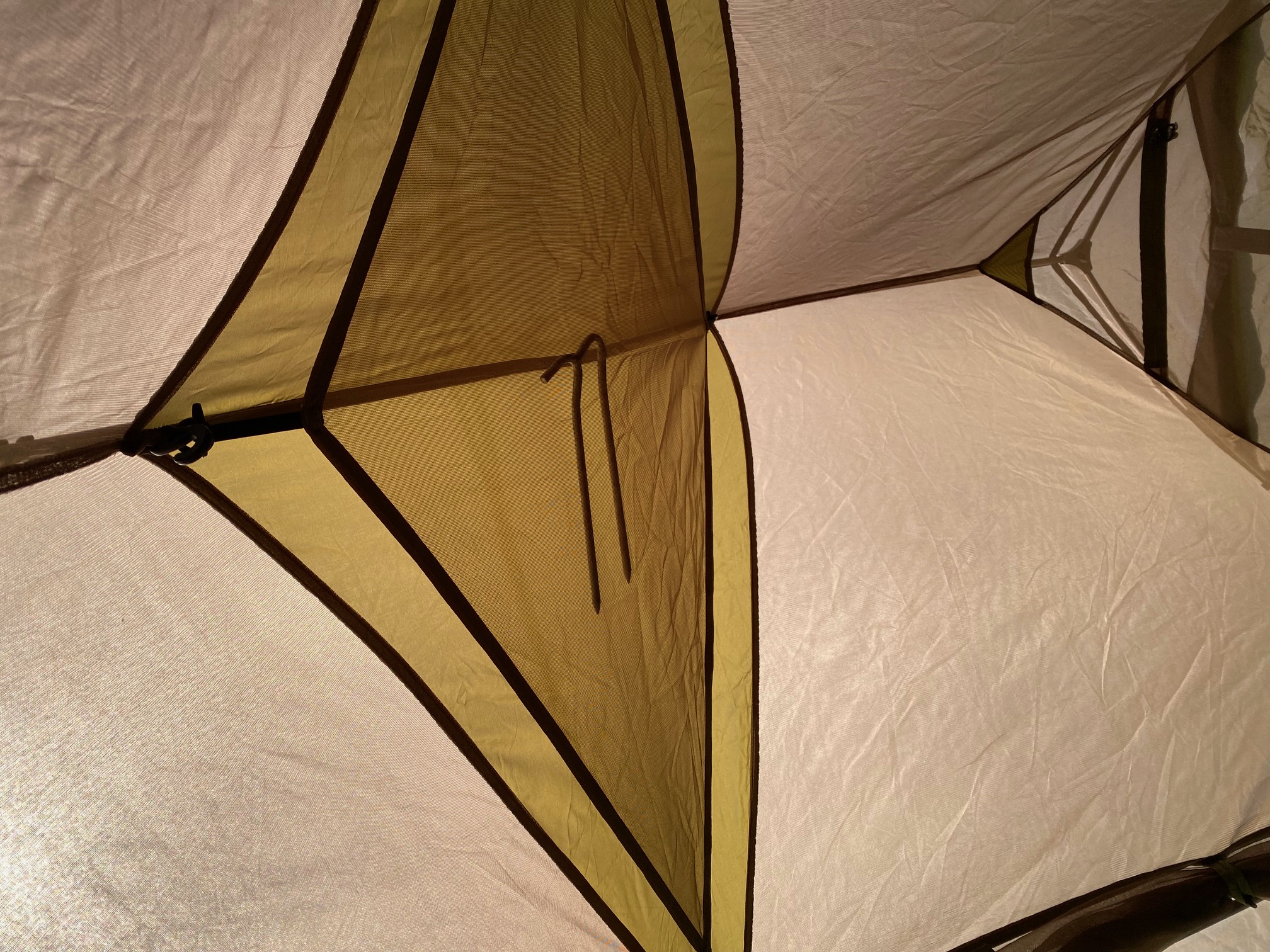Netz an der Zeltdecke