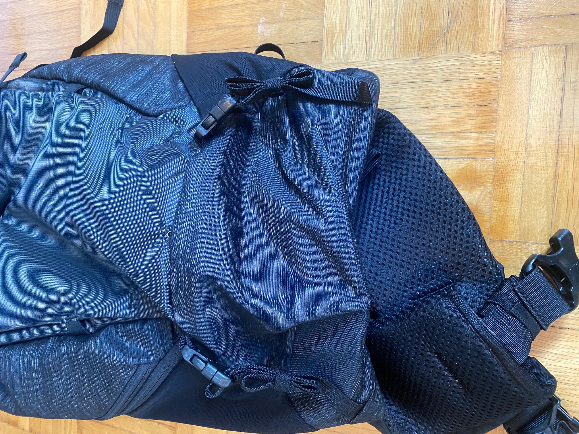 Kompressionsriemen an der Unterseite des Rucksacks