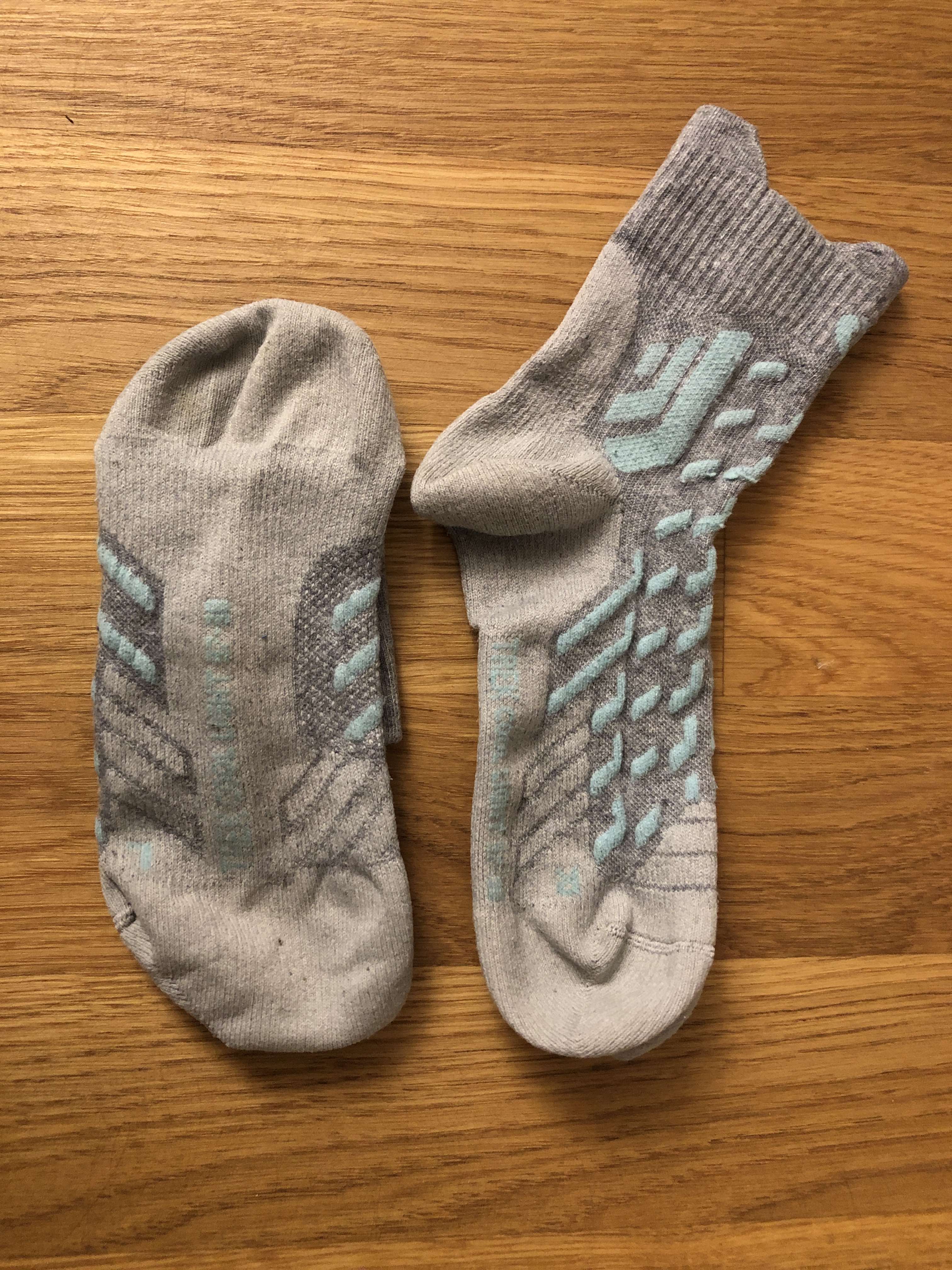 Die Socken von der Seite und von unten