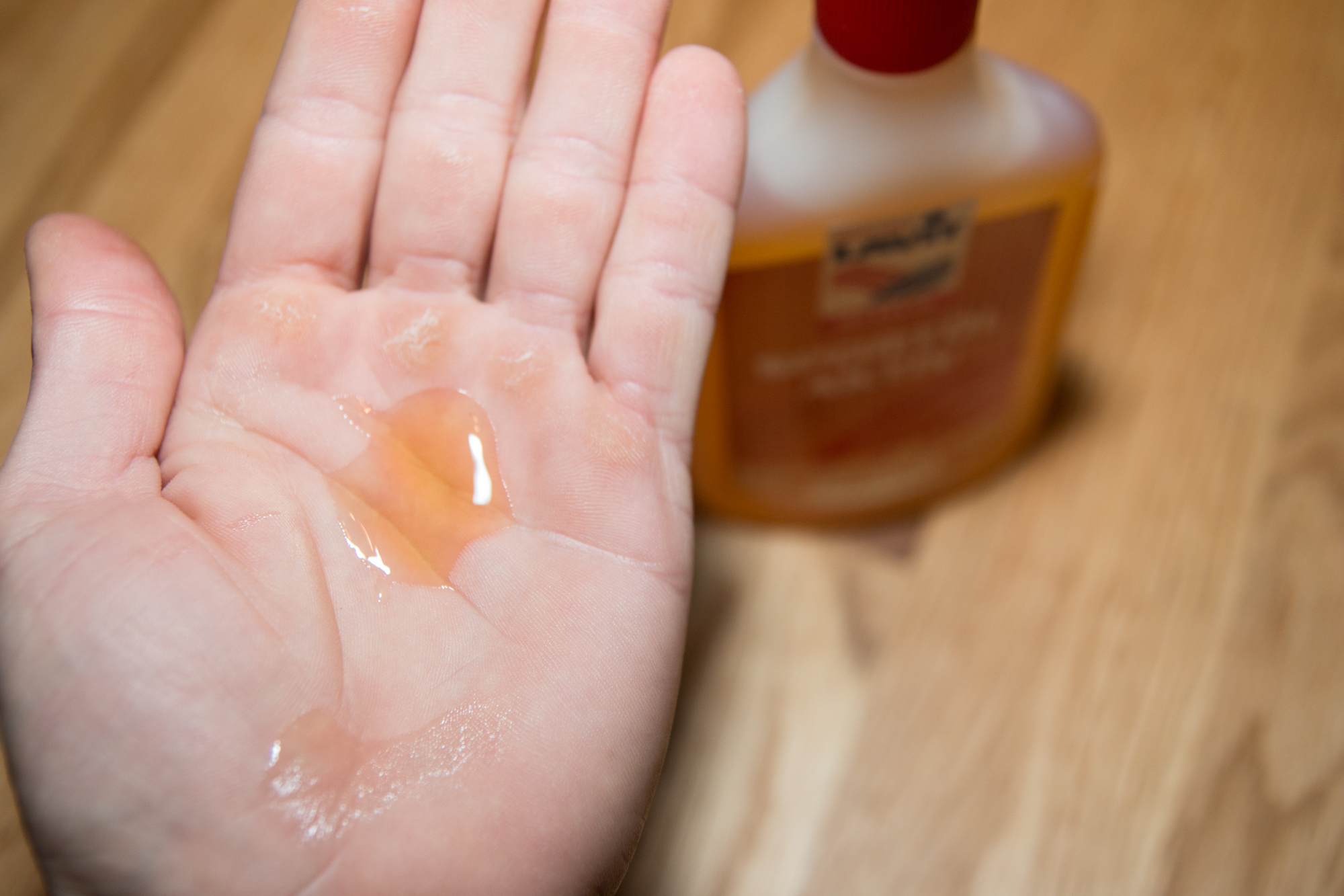 Öl in Hand