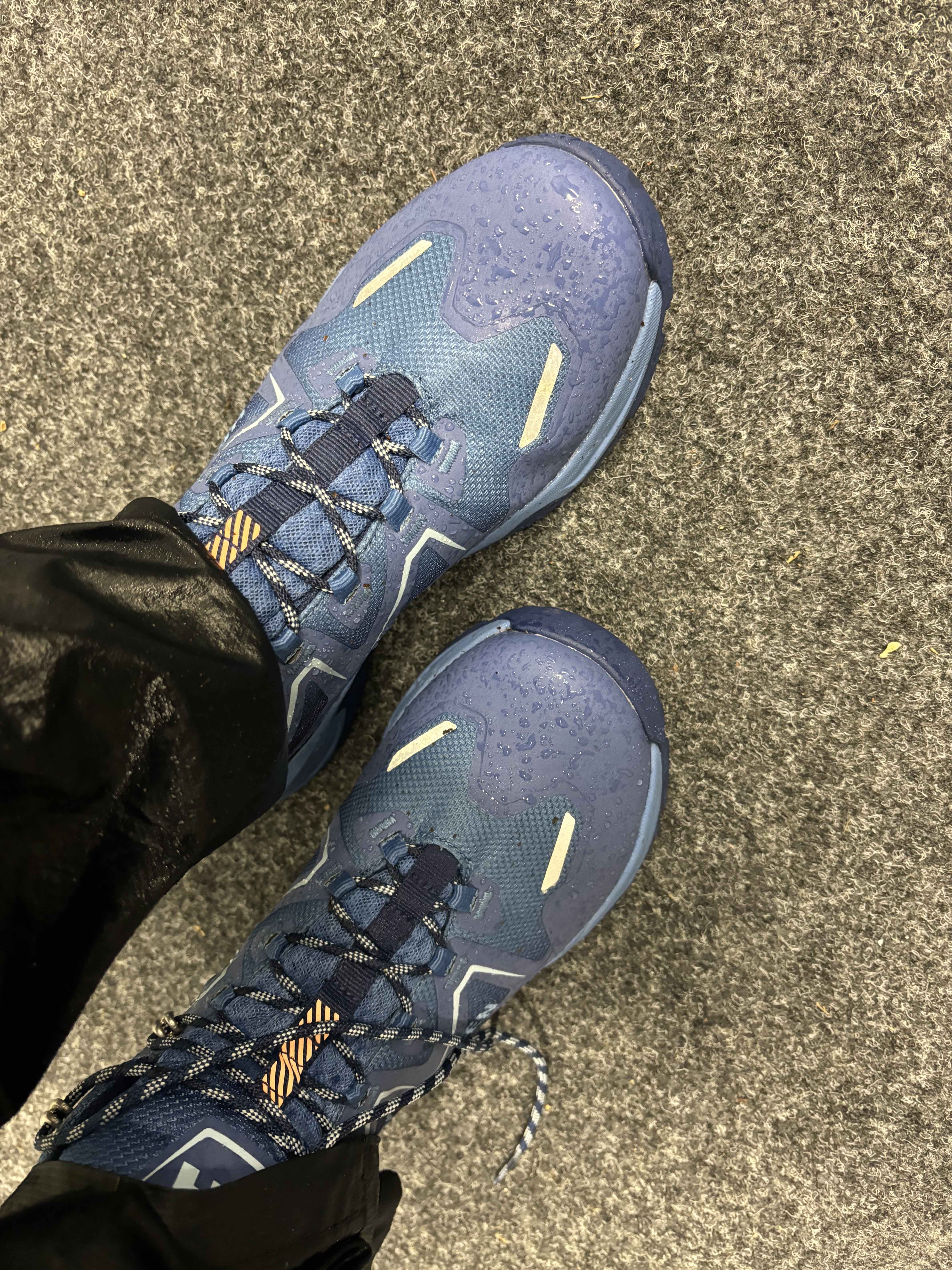 Von den Schuhen perlt das Wasser an einigen Stellen ab