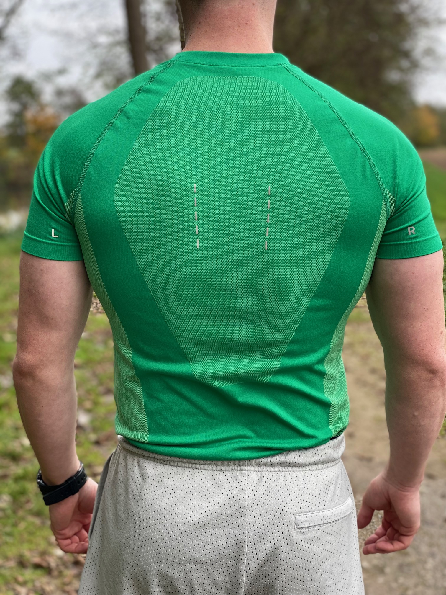 T-Shirt Rückansicht an der Person
