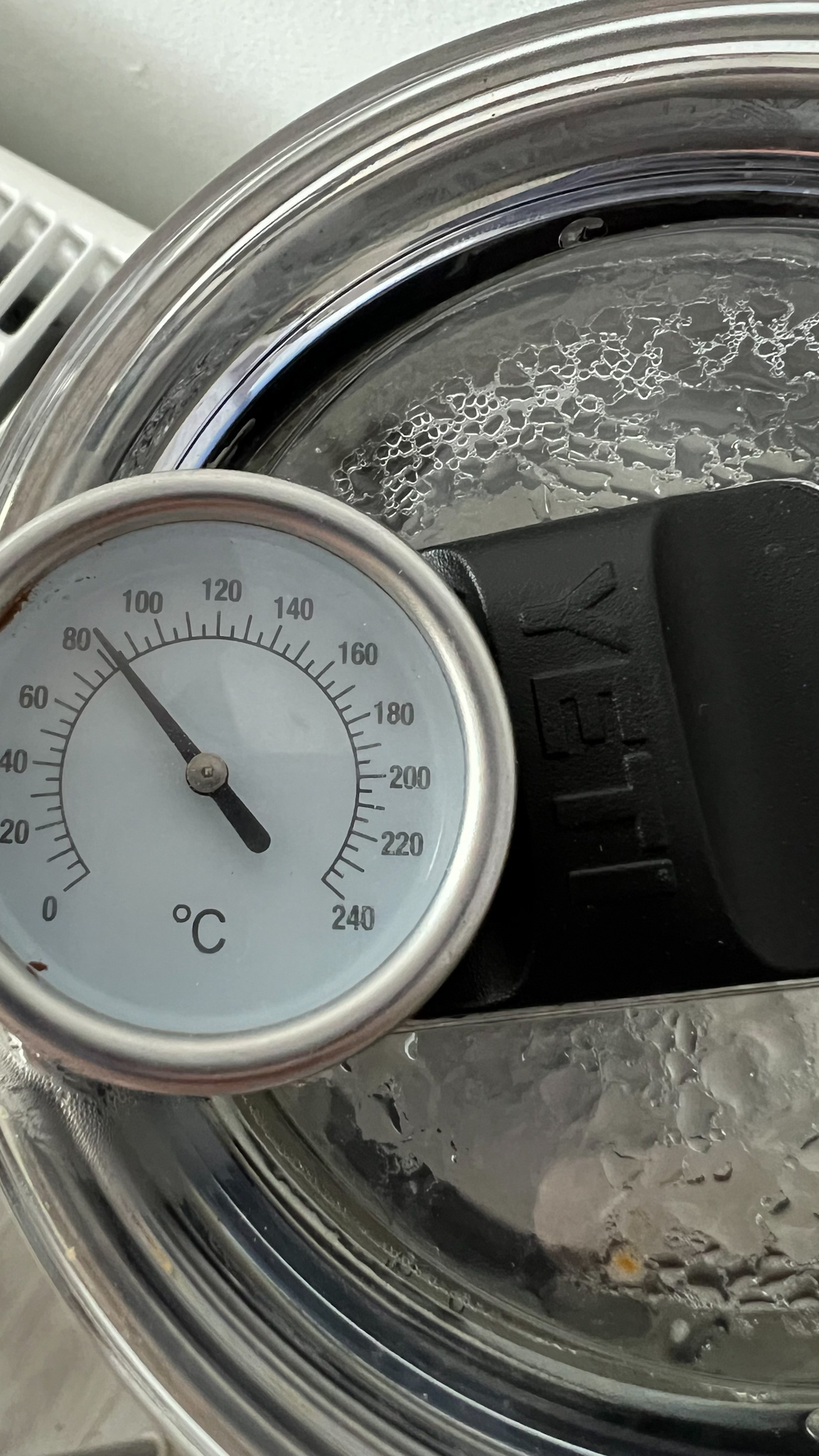 Thermometer in der Tasse