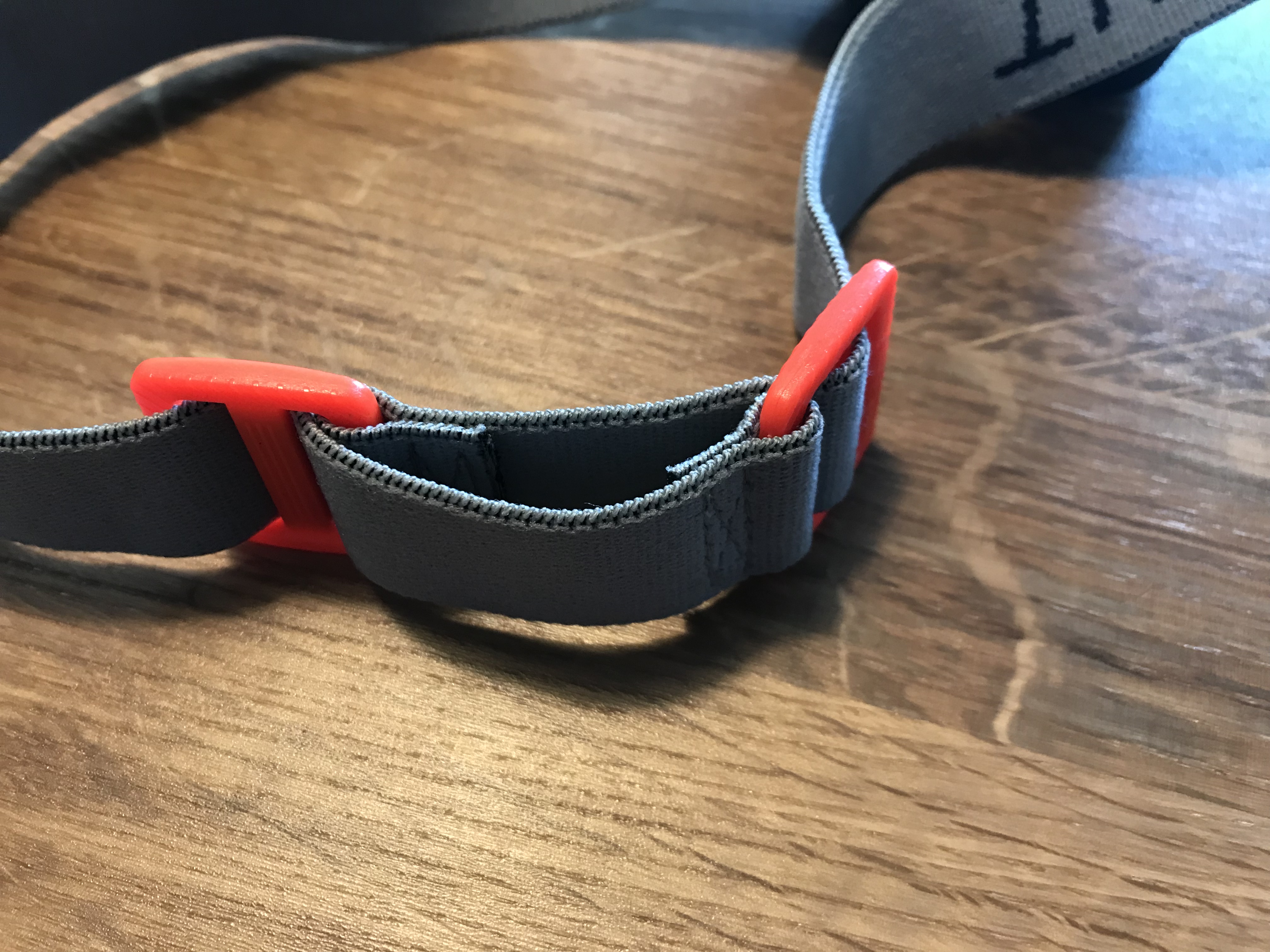 Bandlänge mit 2 Spannriemen verstellbar