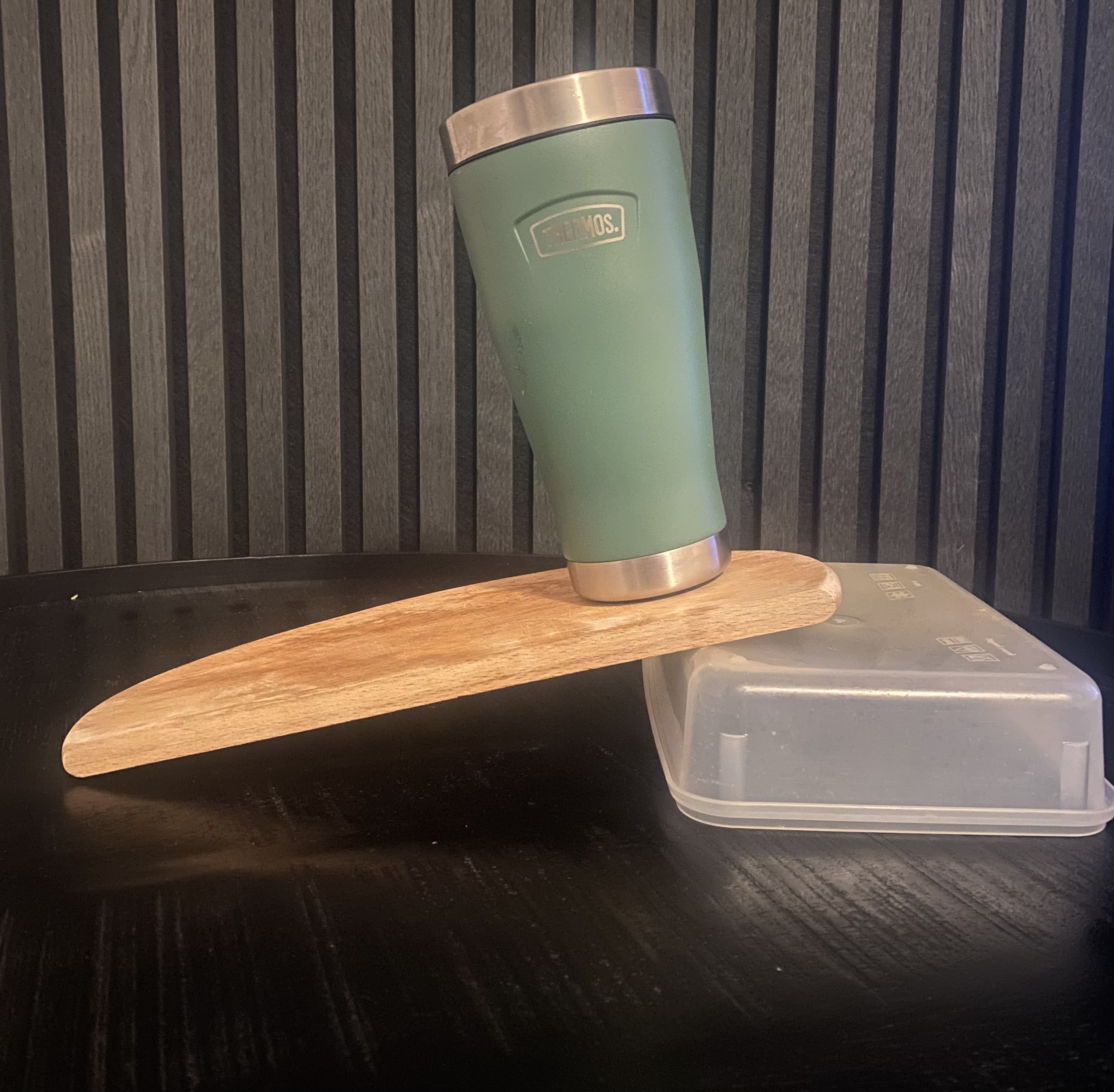 Thermos Becher auf Schräge