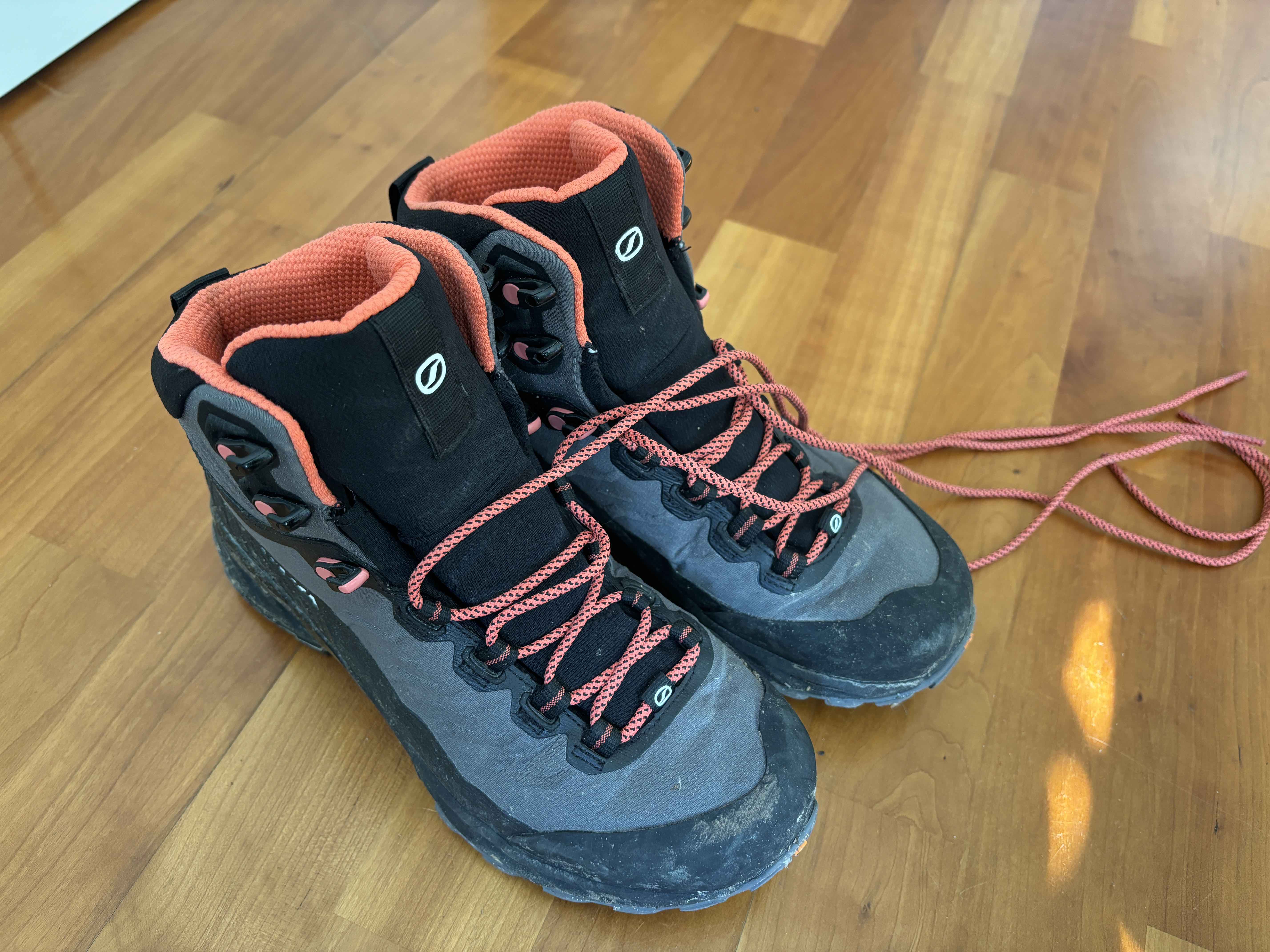 Die Schuhe von vorne, schon etwas schmutzig