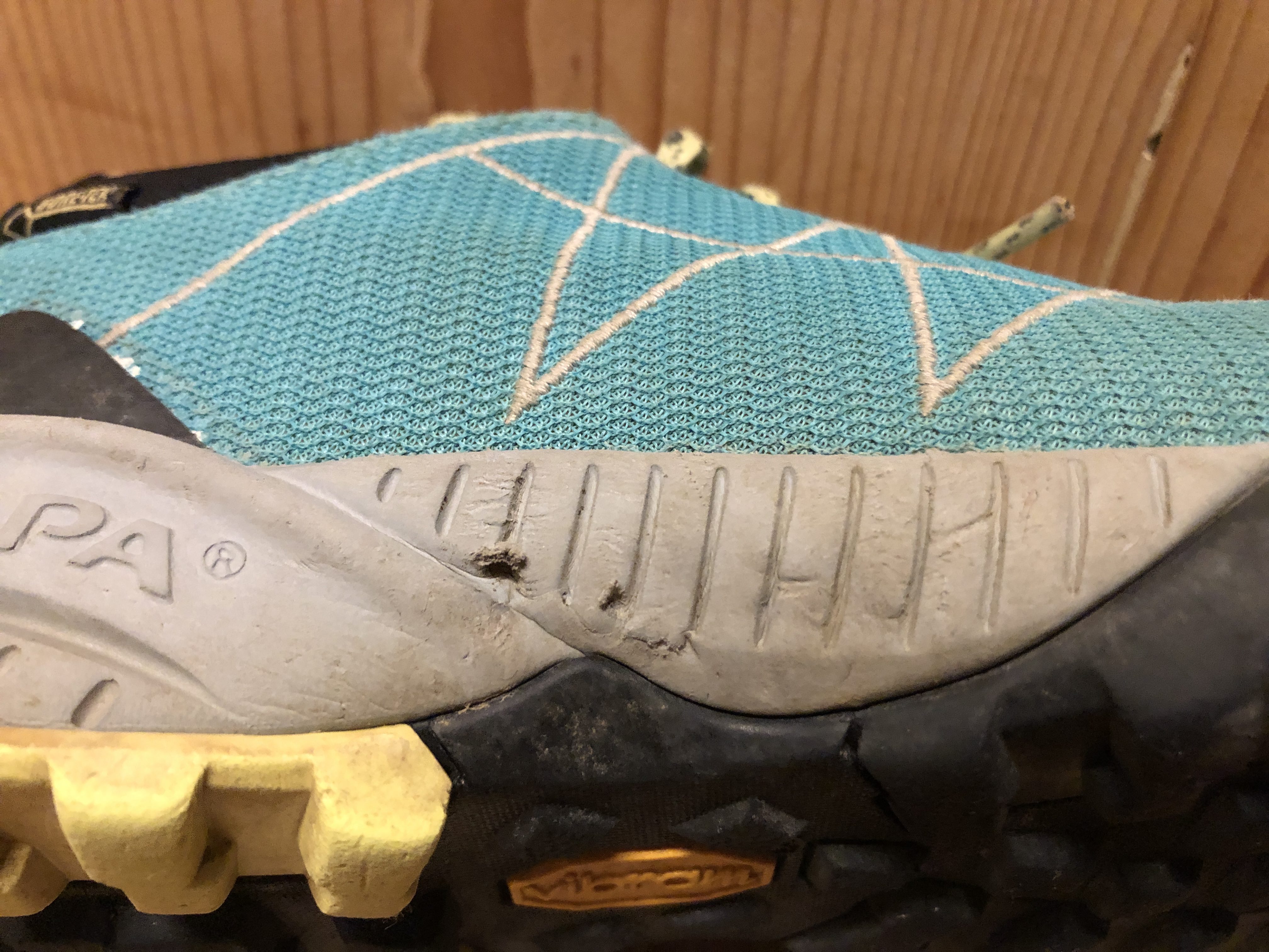 Die Kratzer bzw. Löcher im Schuh am Sohlenrand