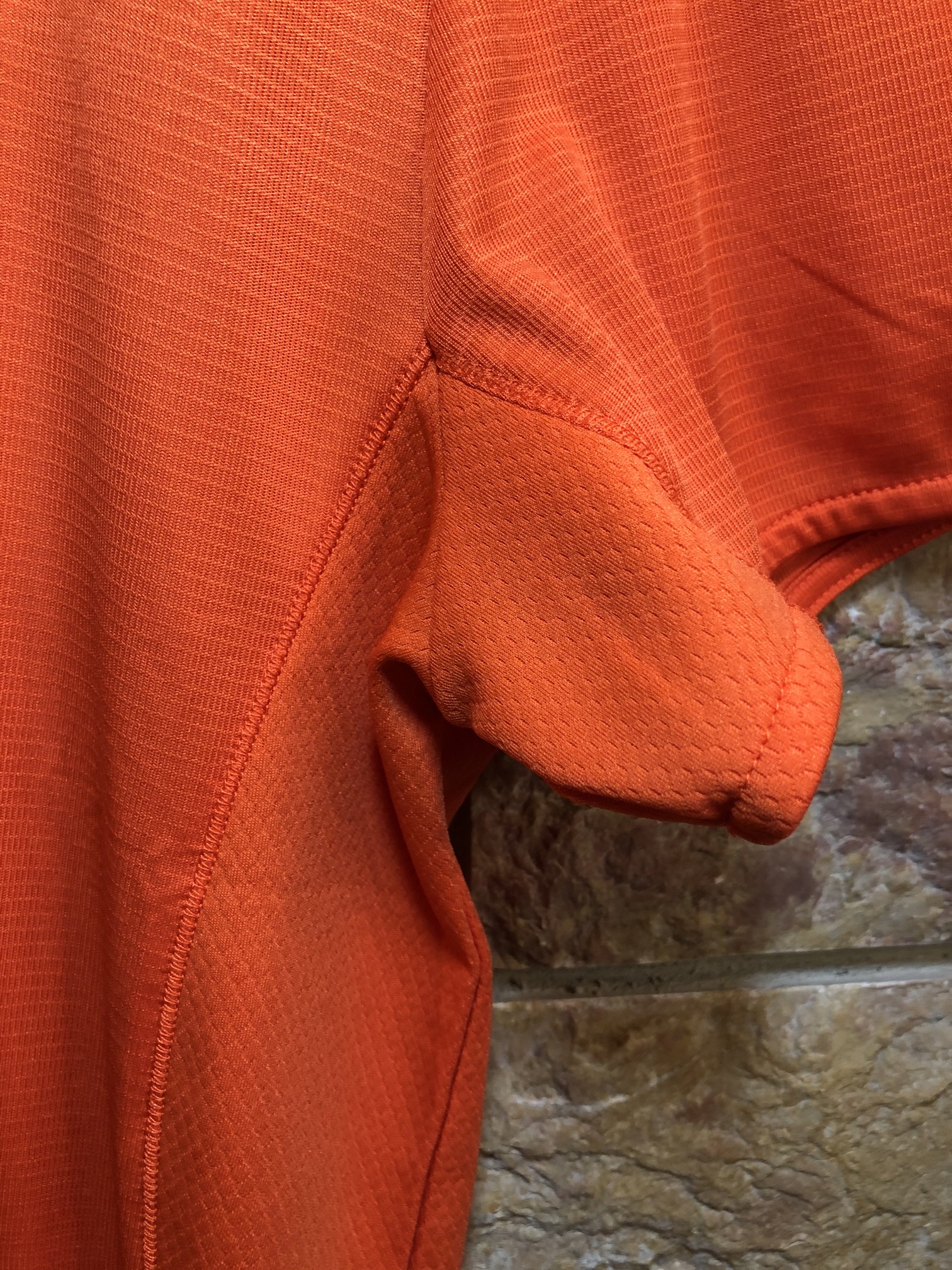 Stoff unter dem Arm li