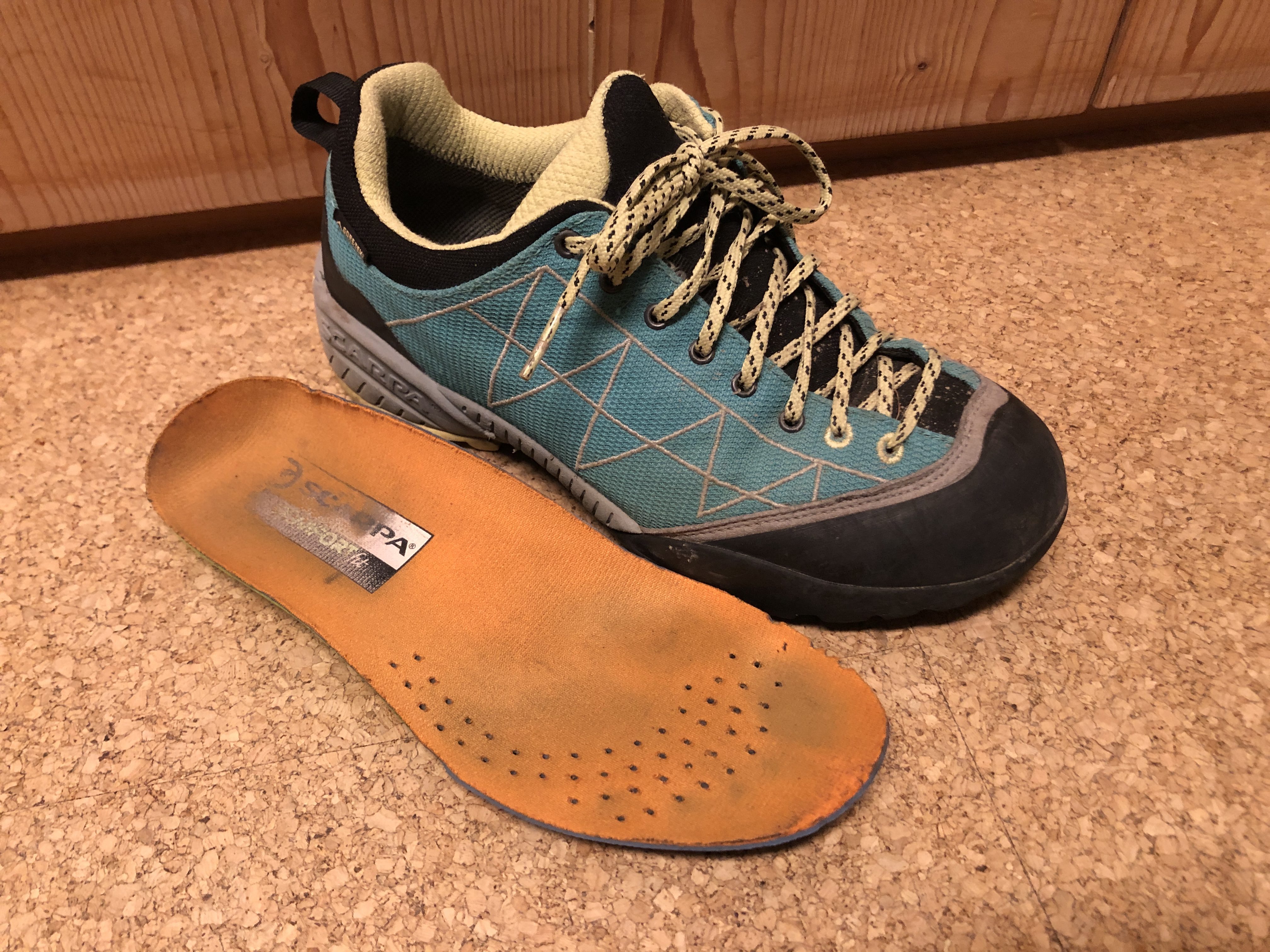 Die Innensohle des Schuhs neben dem Schuh