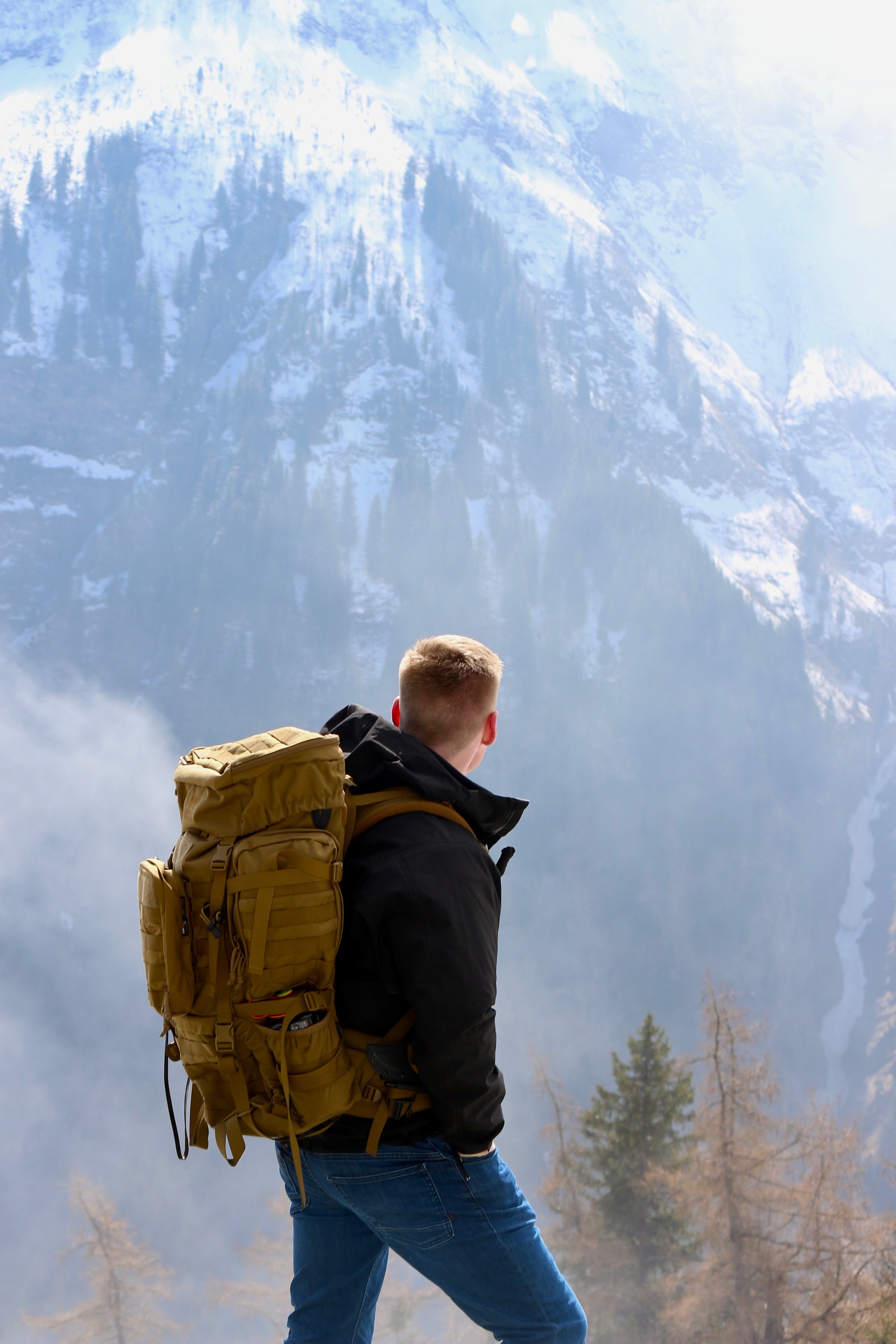 Gaudi beim Wandern mit einem viel zu schweren Rucksack