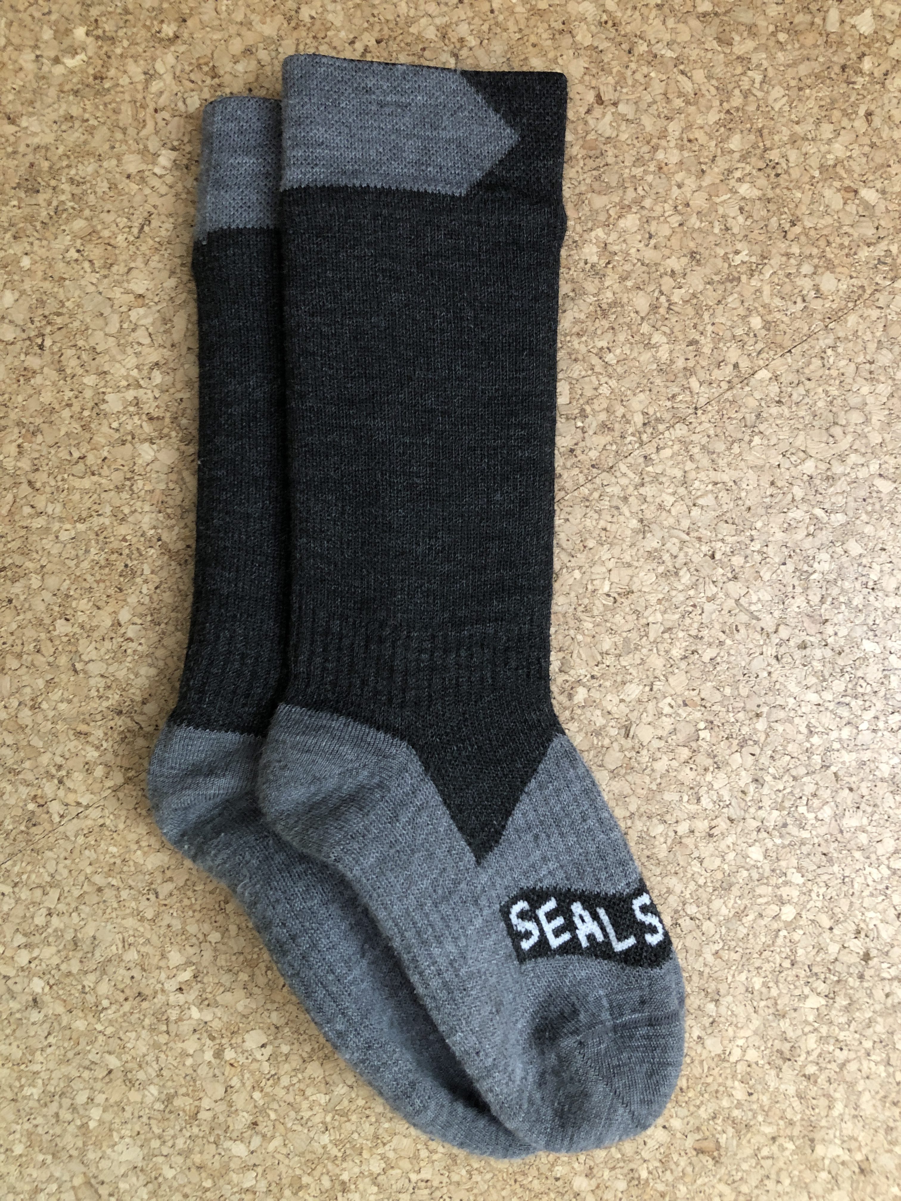 Die wasserdichten Socken auf dem Boden liegend