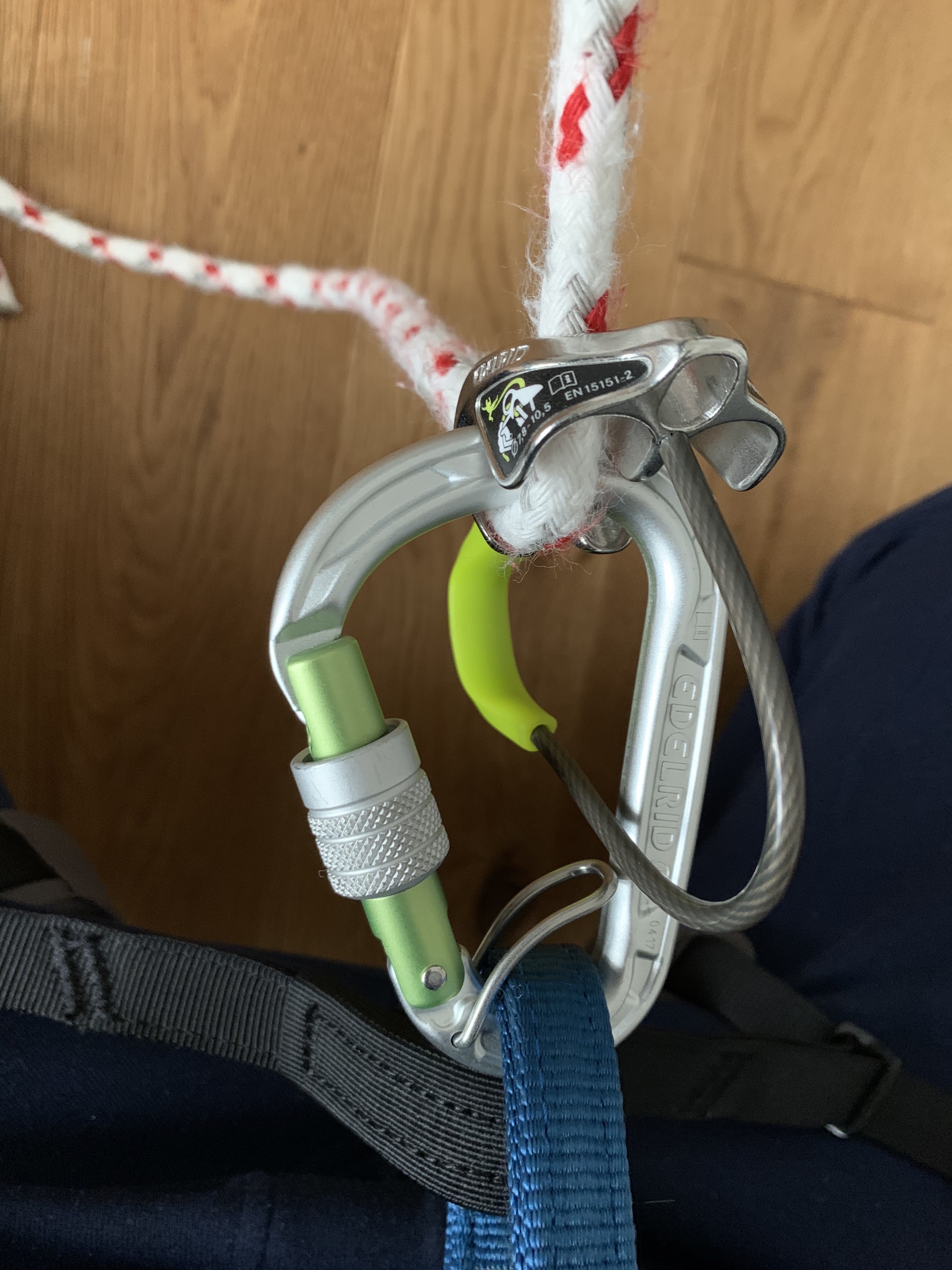 mit Sicherungsgerät