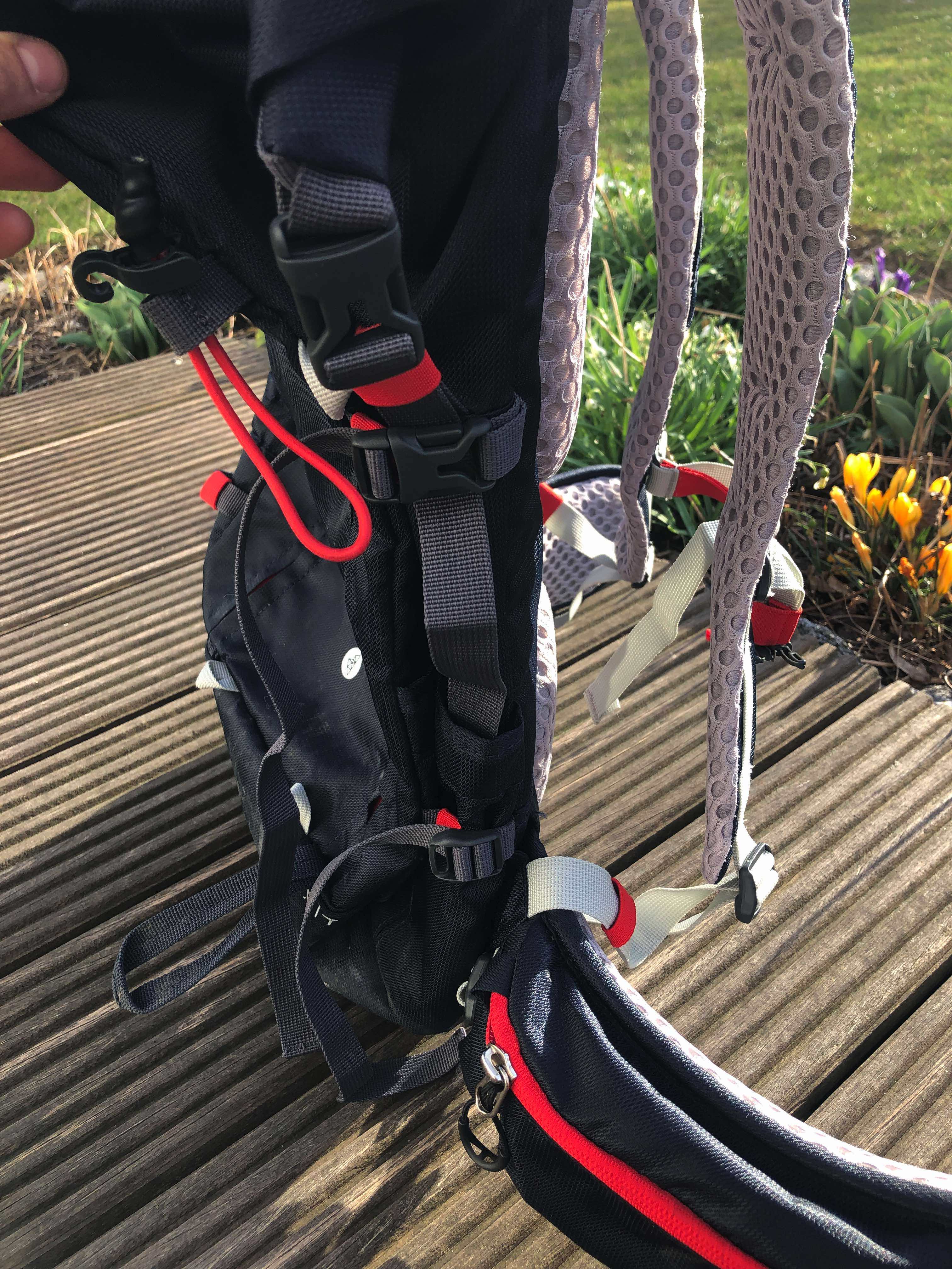 Die Zurrgurte ganz eng sodass der Rucksack sehr schmal ist