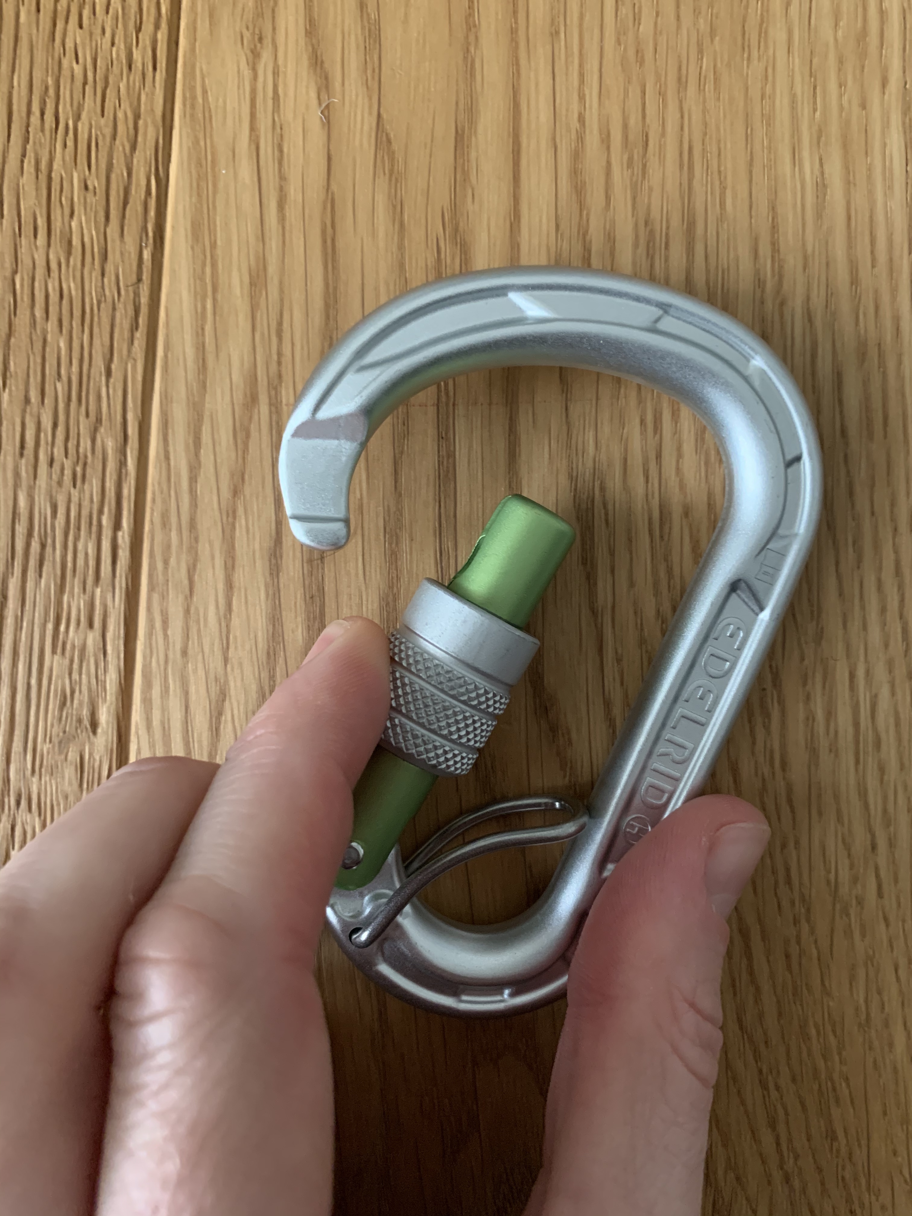 halbgeöffneter Karabiner