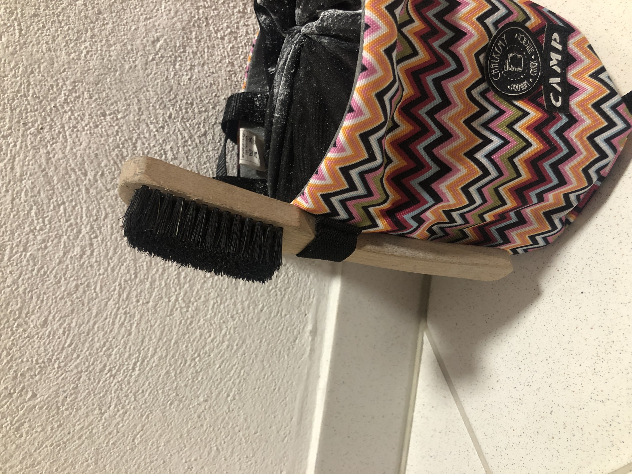 Eine große Bürste am Chalkbag