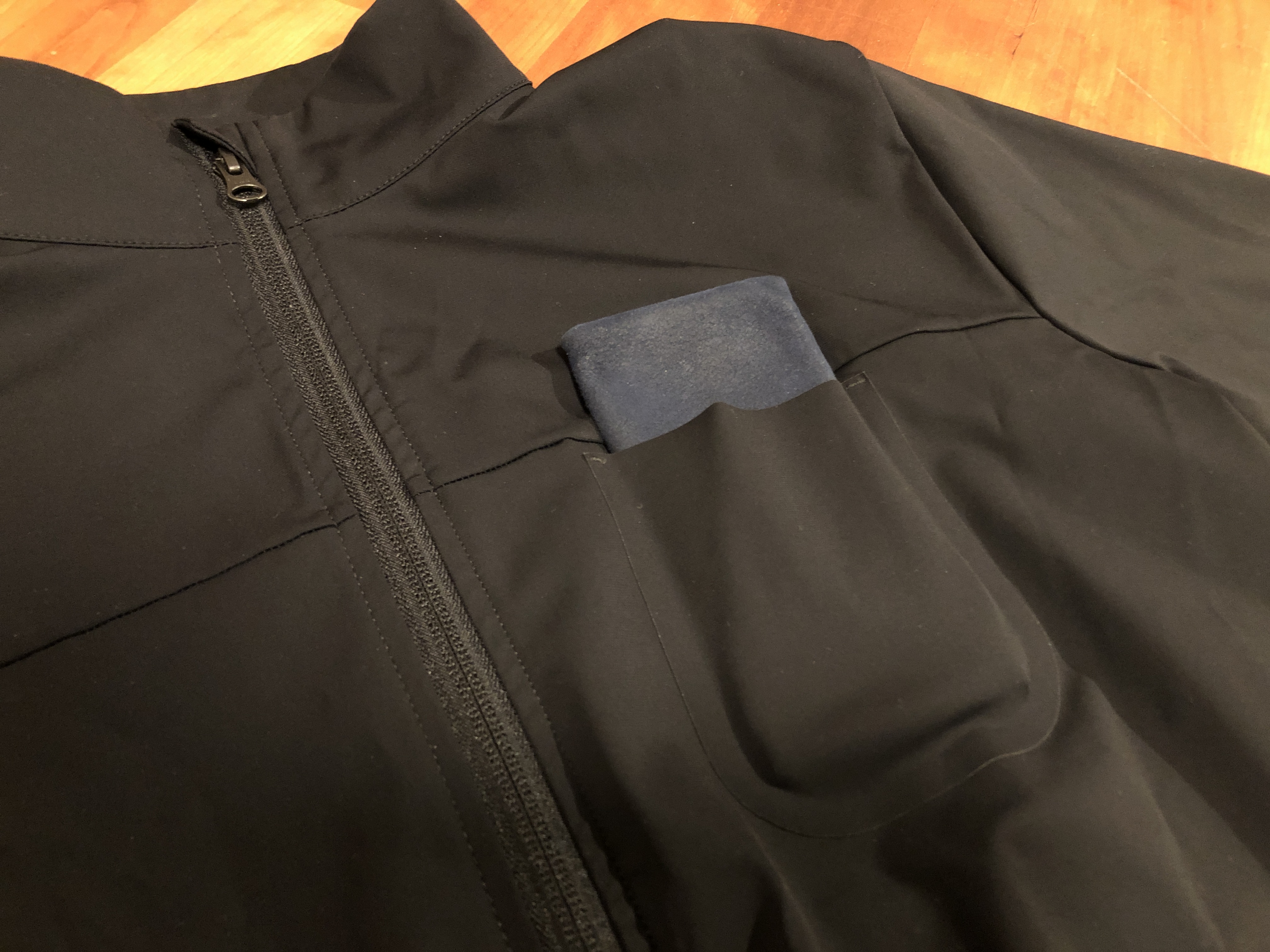 In die Brusttasche passt ein Handy