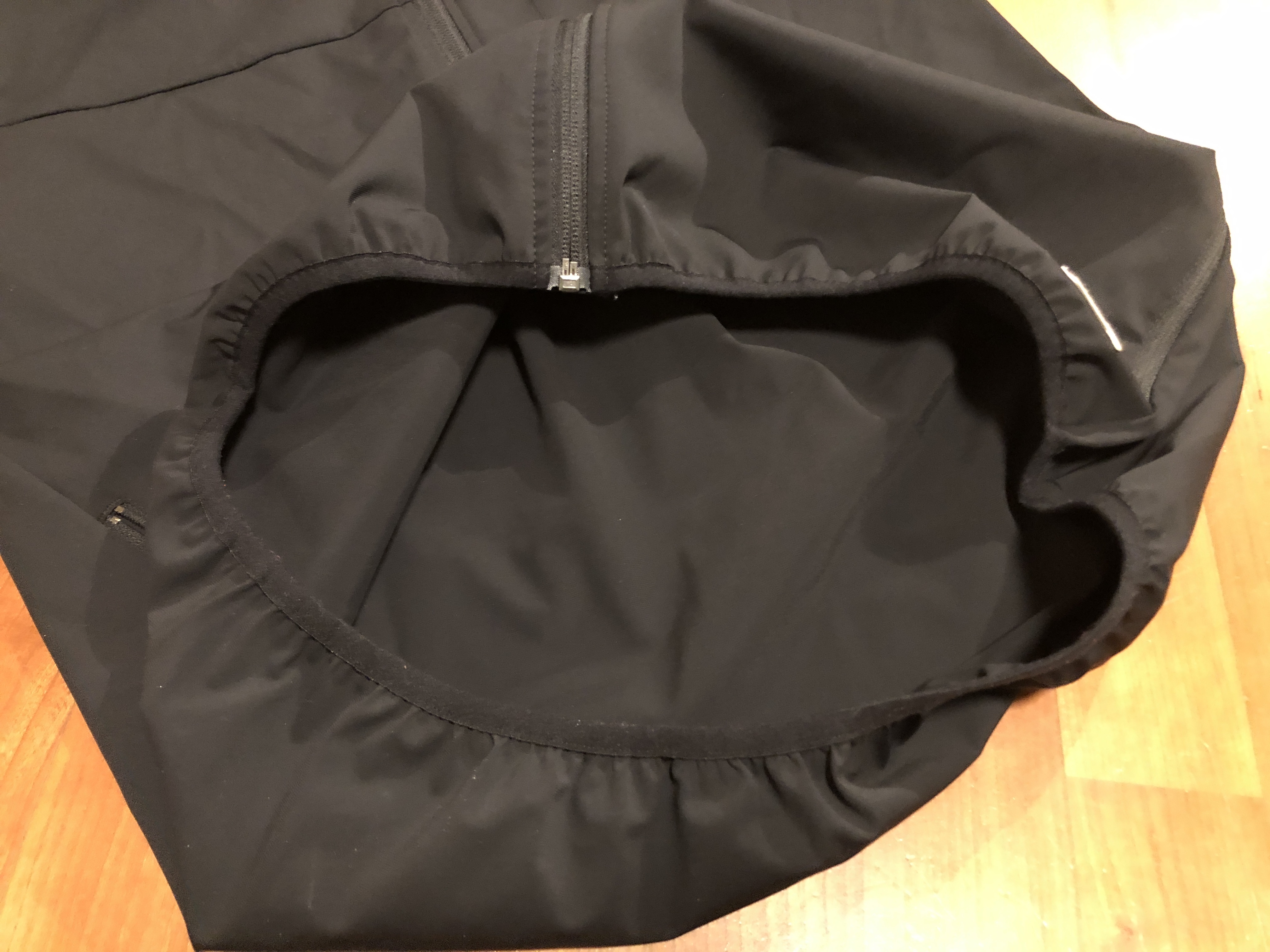 Der Gummibund unten an der Jacke