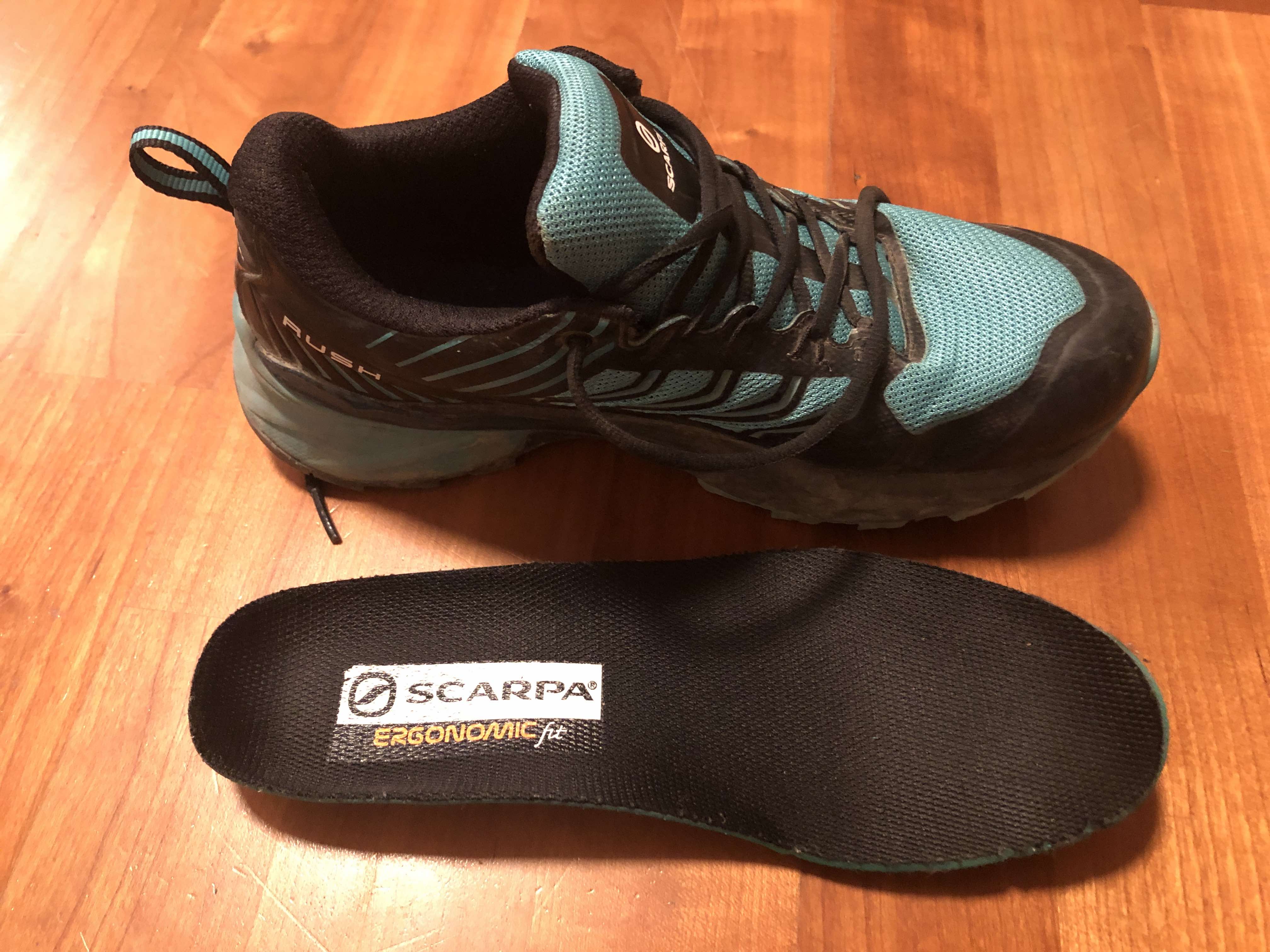 Schuh mit Innensohle draußen