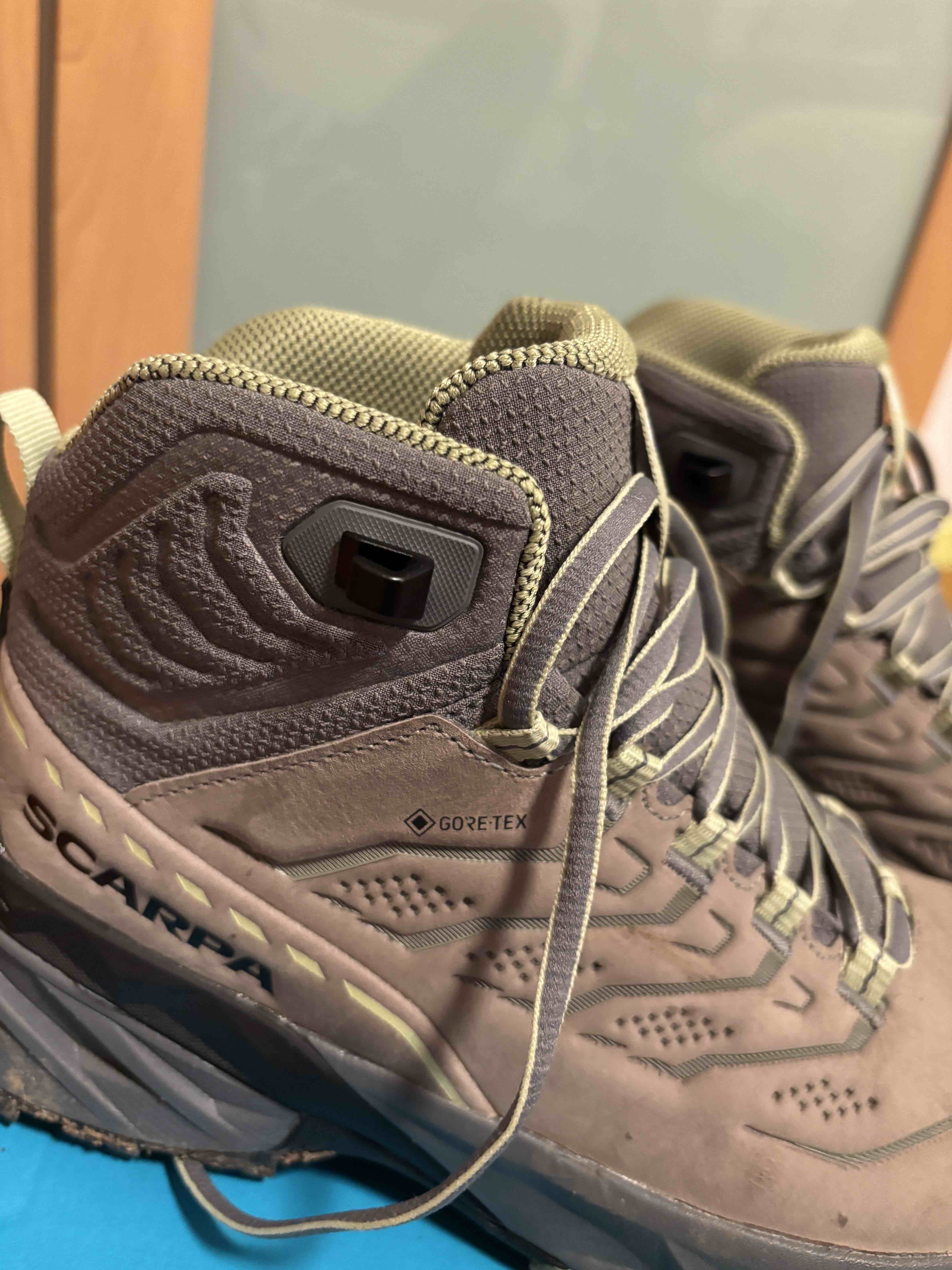 Der Schuh hat für die Schnürung einen einzelnen Haken