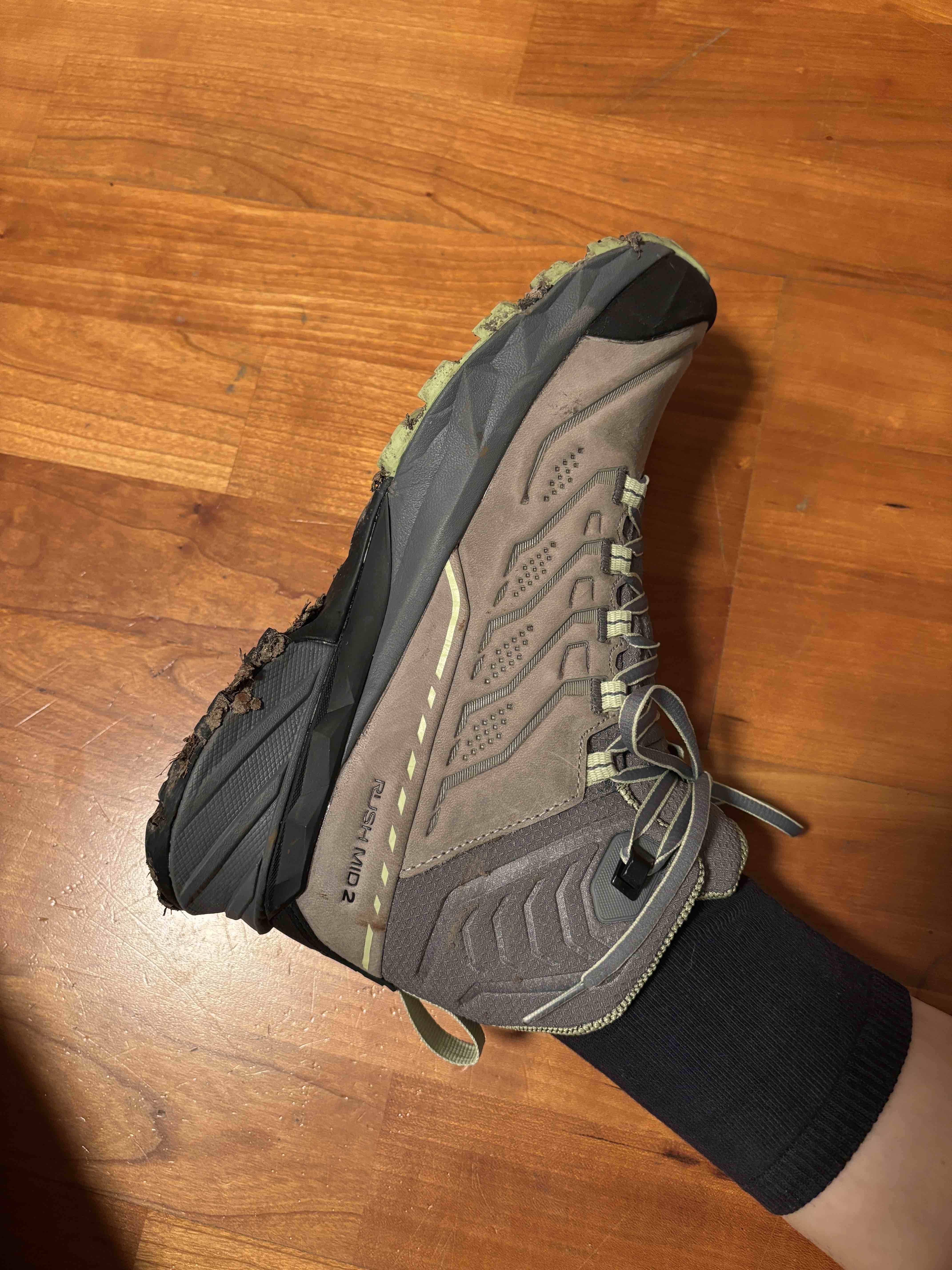 Der Schuh am Fuß geht bis knapp über den Knöchel