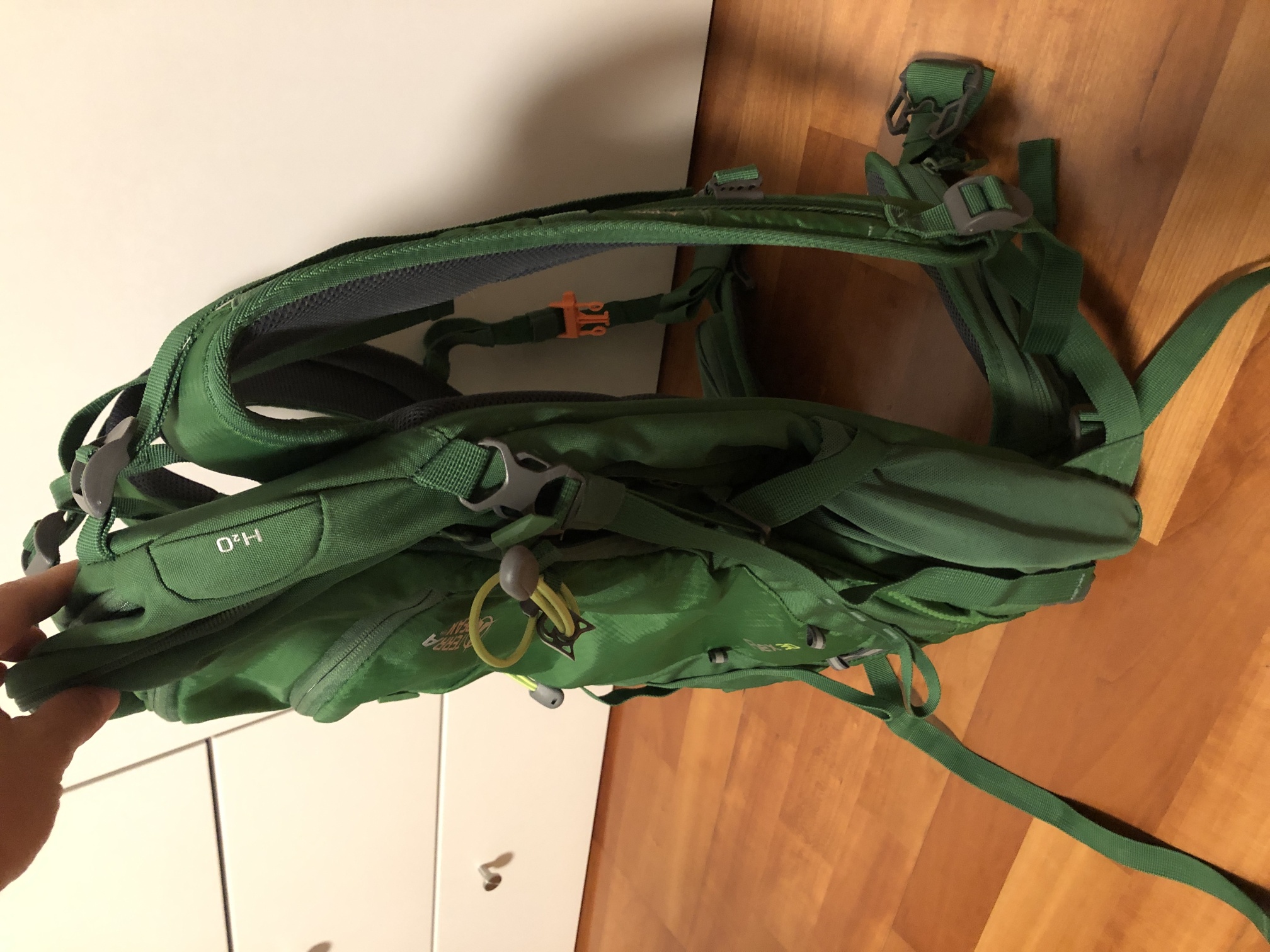 Der Rucksack mit allen Gurten zusammengezurrt