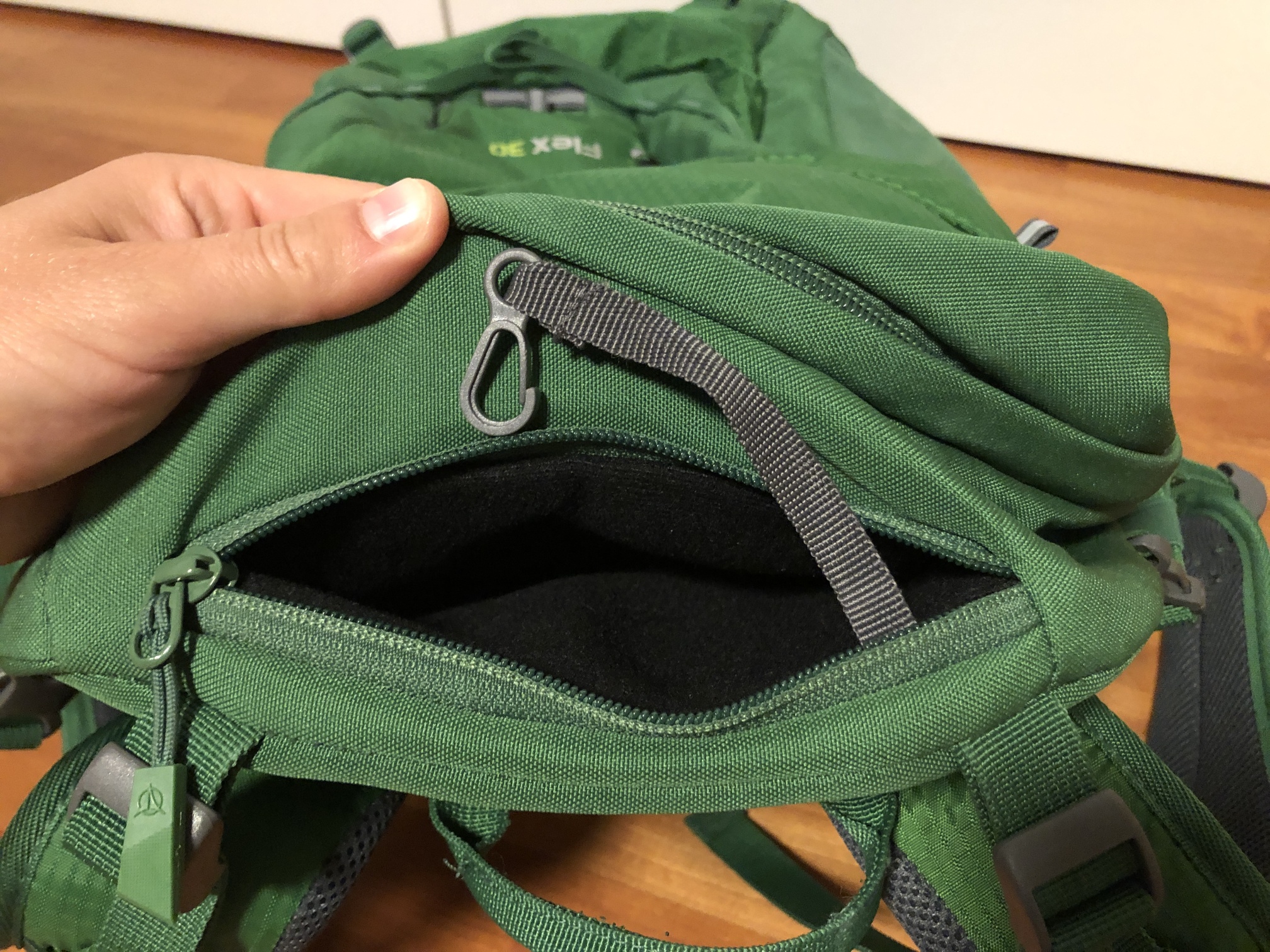 Das obere kleine Fach, gefüttert und mit Schlüsselhaken
