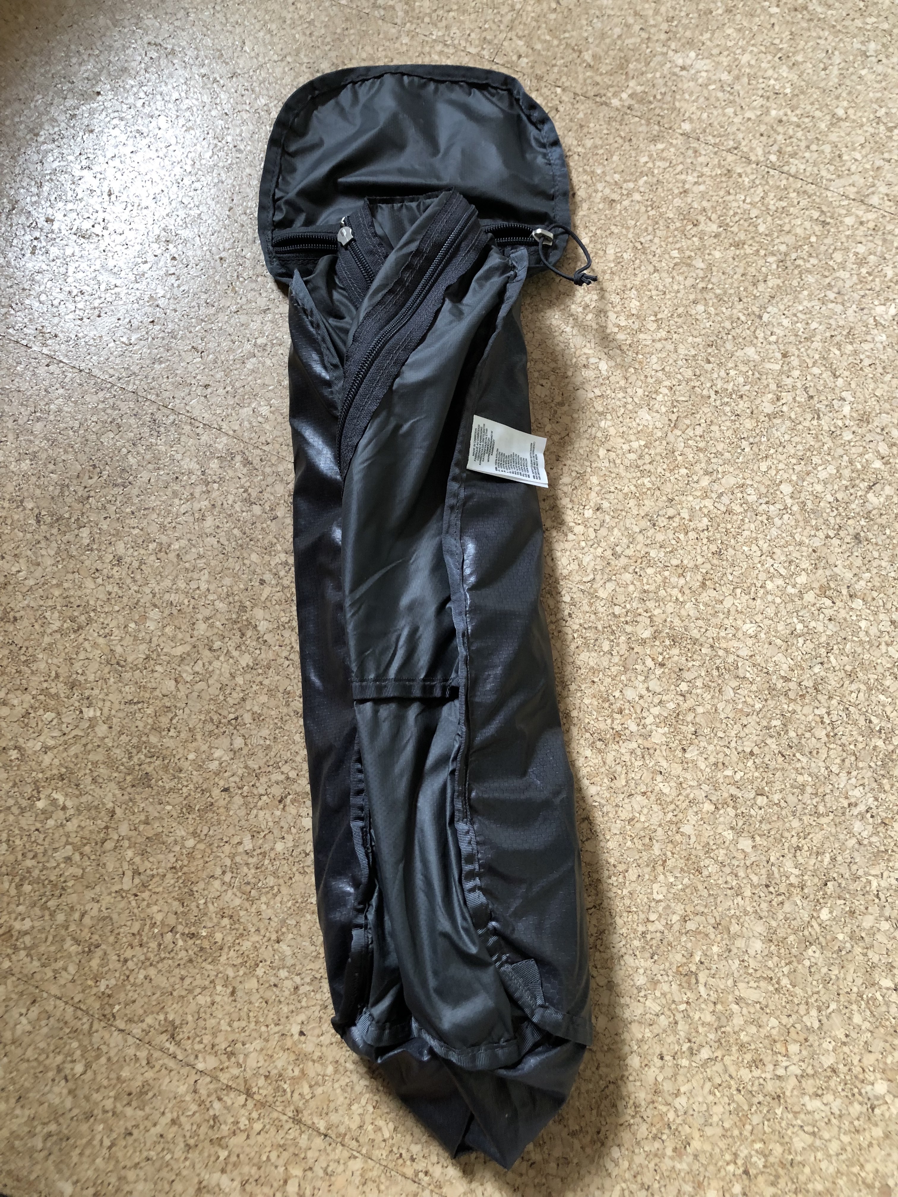 Schritt 2: Rucksack umdrehen, Seiten einklappen