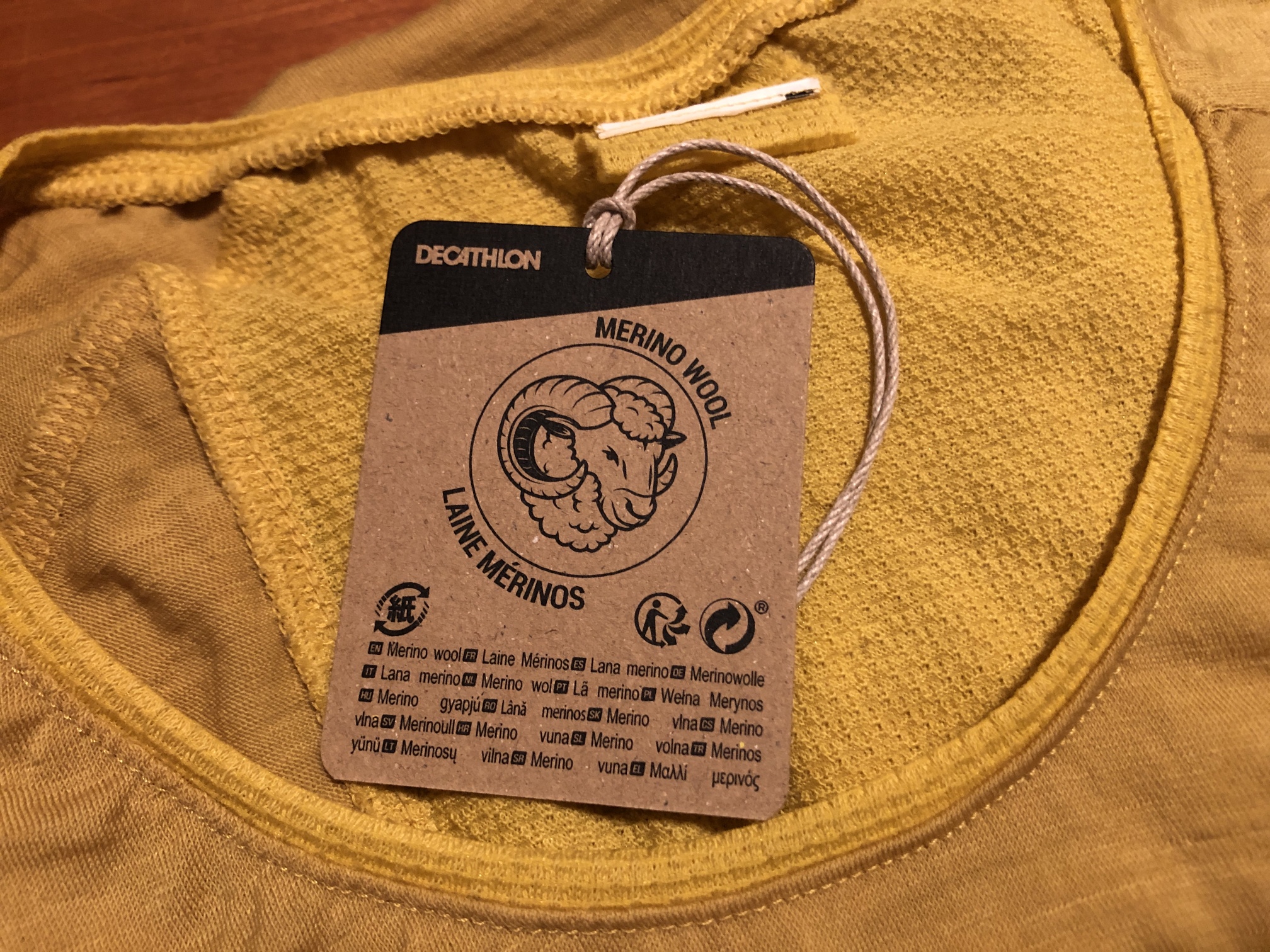 Das Etikett des Shirts mit dem Hinweis auf Merinowolle