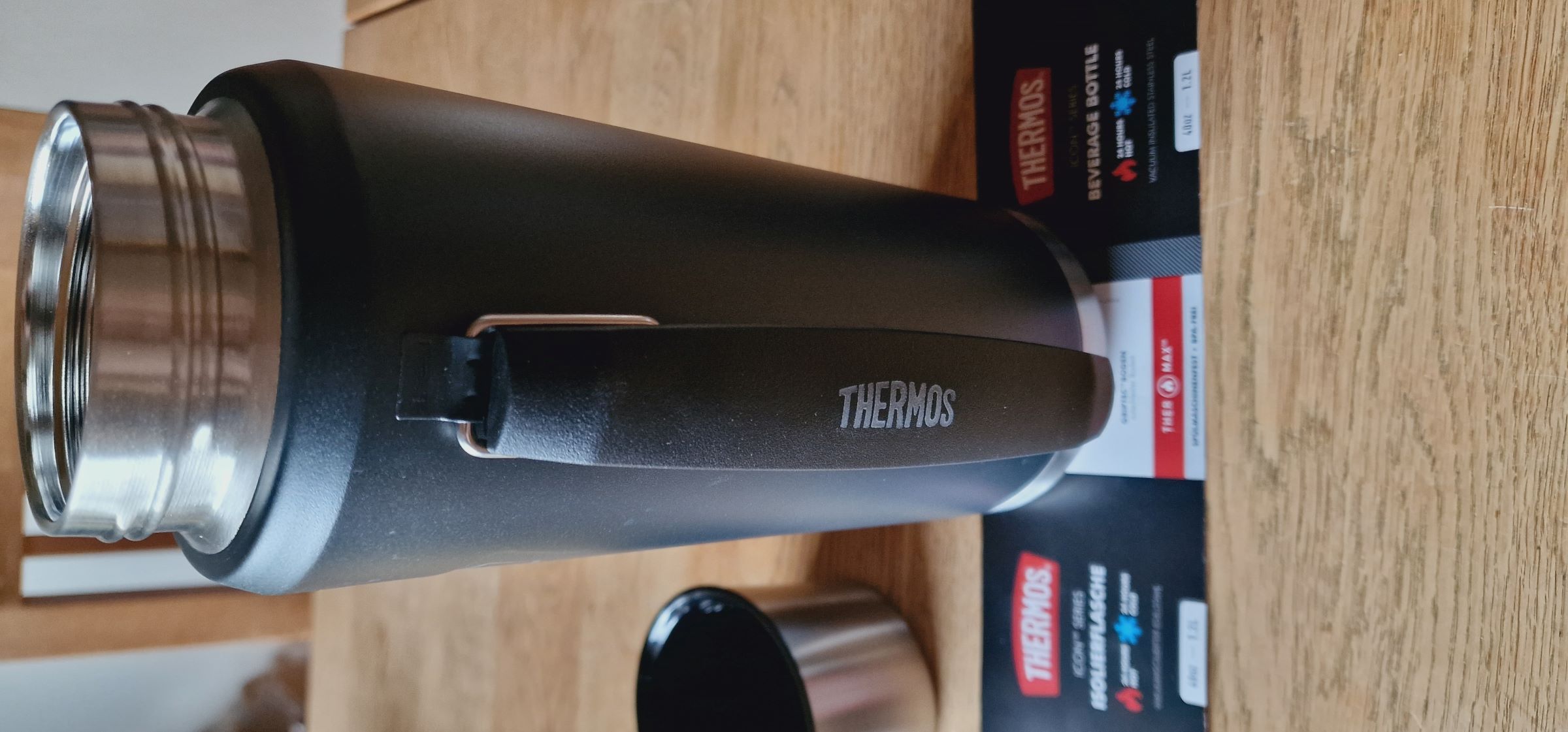 Der Griff ist leider nicht sehr einfach zu handhaben, er klemmt