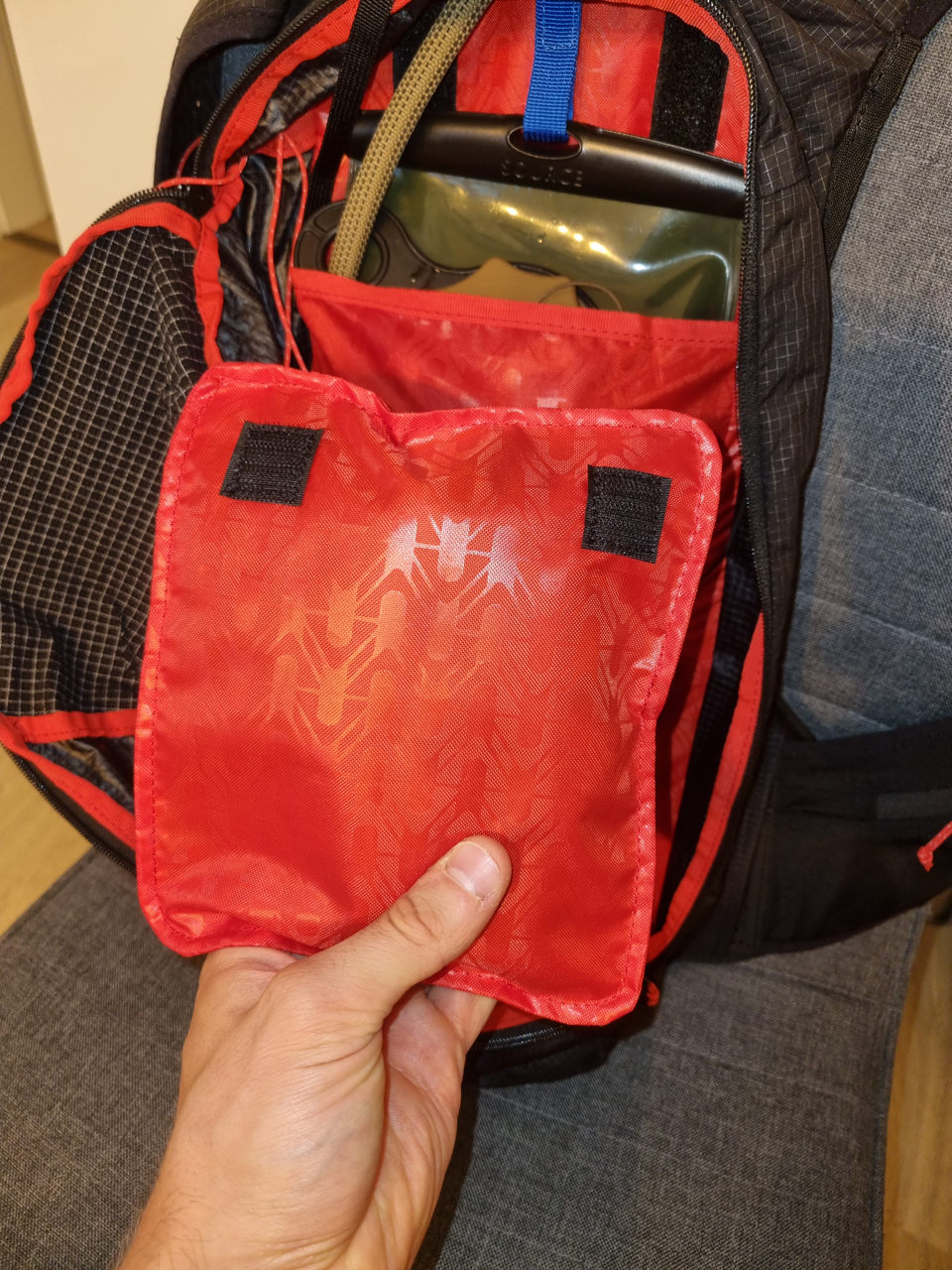 Abgenommene Innentasche. Lässt sich leider nicht wieder ankletten, da die Trinkblase zu sehr aufträgt. Die Blase ist allerdings auch größer als von Millet empfohlen!