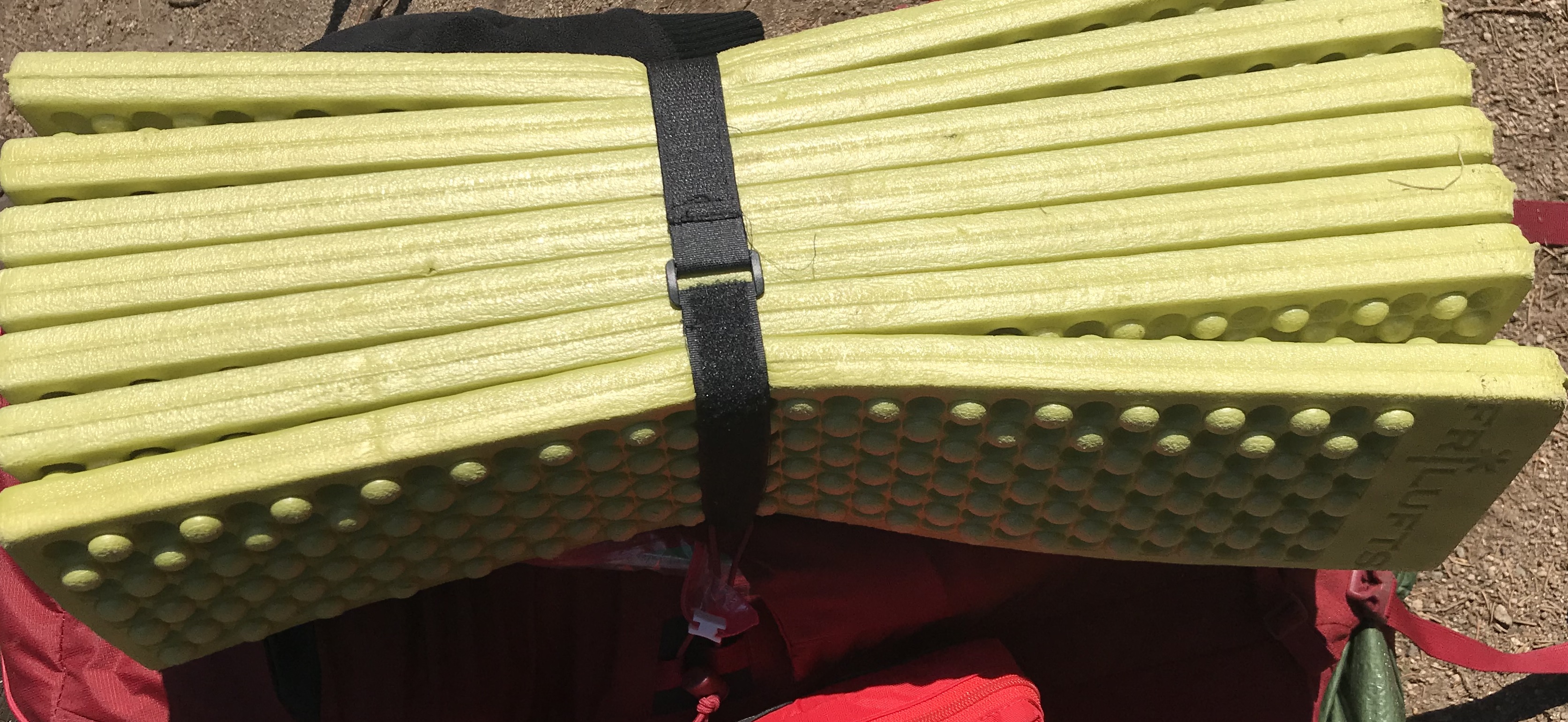 Isomatte am Ruckack befestigt.
