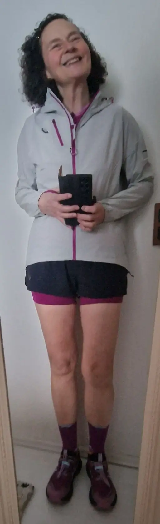 Für mich, mit 180cm, hätte die Jacke ein kleines bisschen länger sein dürfen
