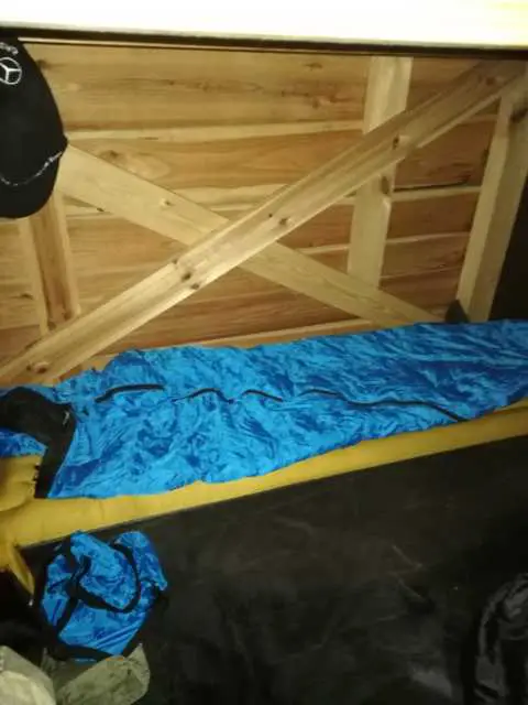 Schlafsack in der Biwakschachtel