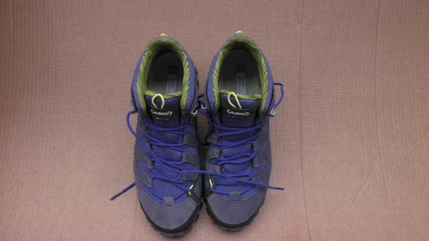 Schuhe mit Blauen Senkel