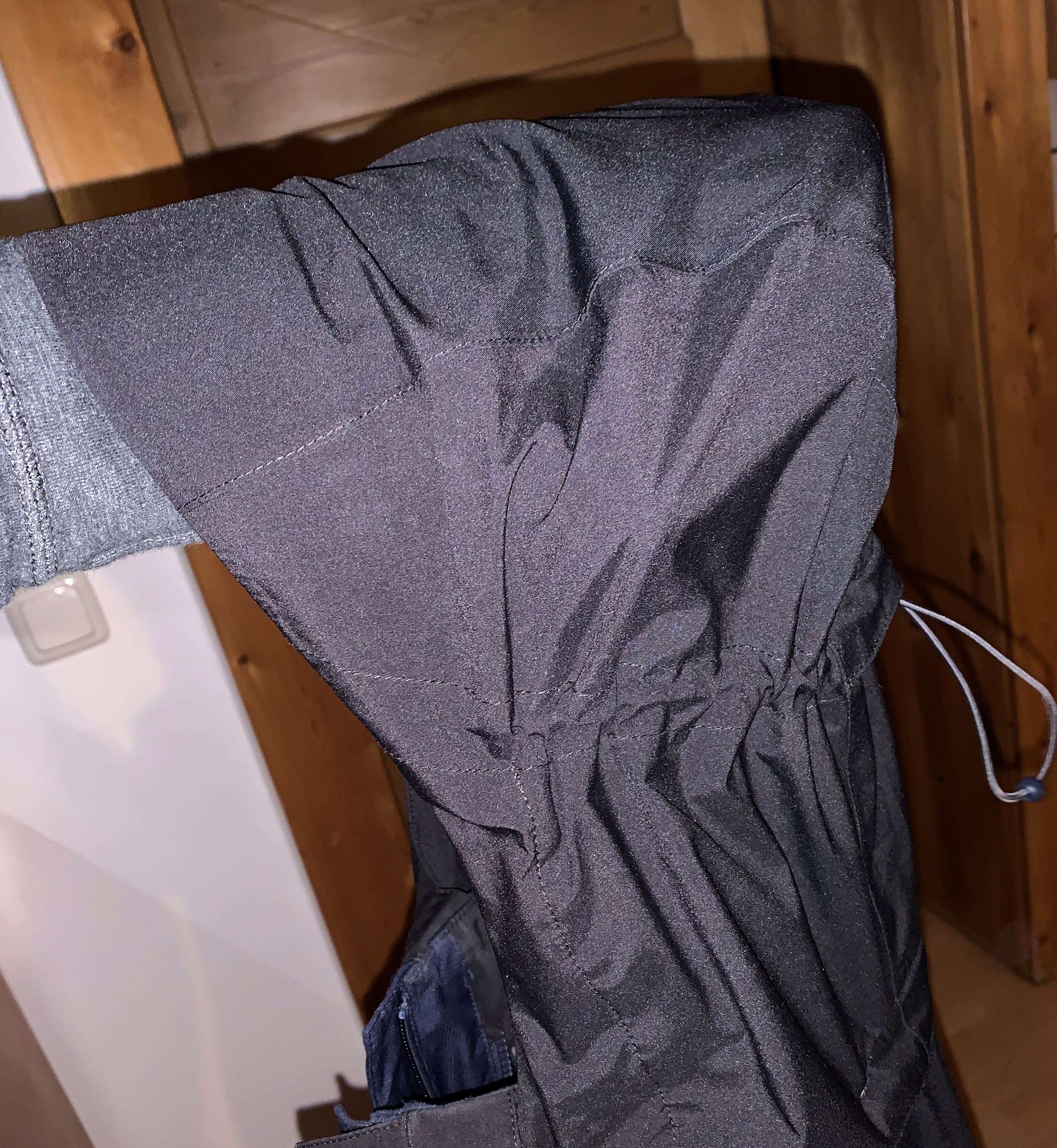 Die Kapuze sitzt super und macht jede Kopfbewegung mit. Über den Zipp am Hinterkopf lässt Sie sich individuell einstellen und über den Schirm tropft das Wasser weit genug vom Gesicht ab.